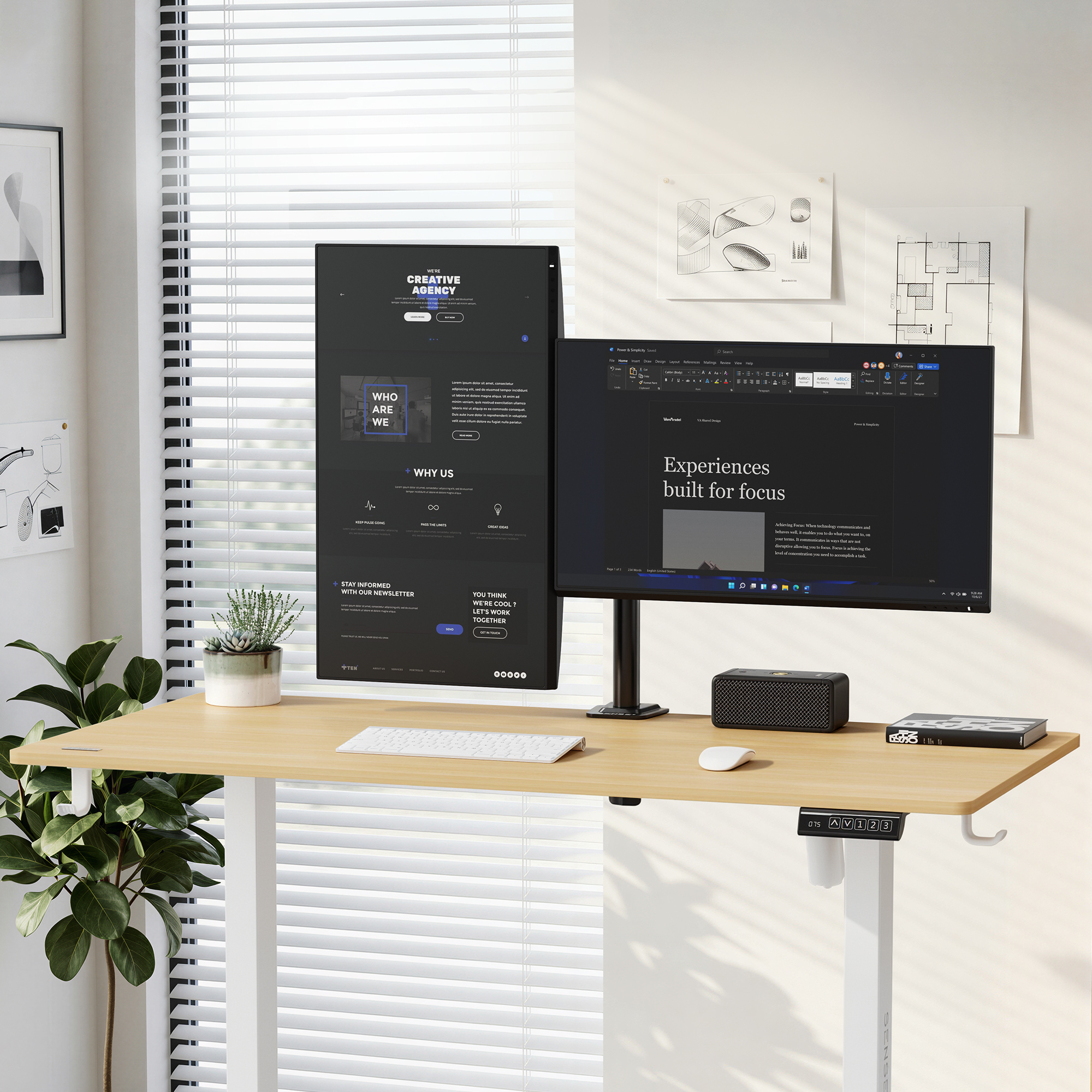 Ein heller Arbeitsplatz mit Holztisch, zwei Monitoren, Tastatur, Maus, Lautsprecher und Pflanzen.