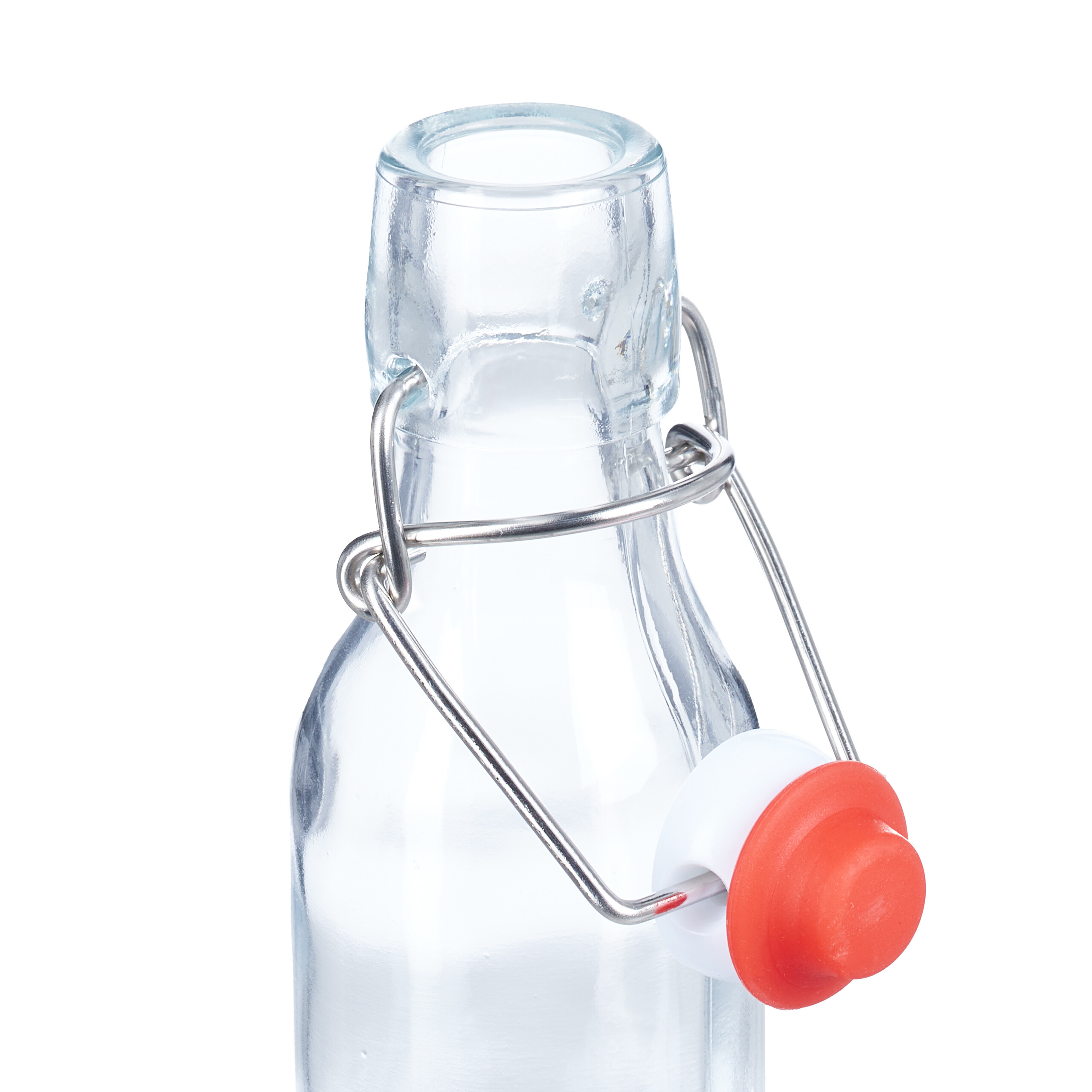 Nahaufnahme des Flaschenhalses einer klaren Glasflasche mit Drahtbügelverschluss und rotem Gummistopfen auf weißem Grund.