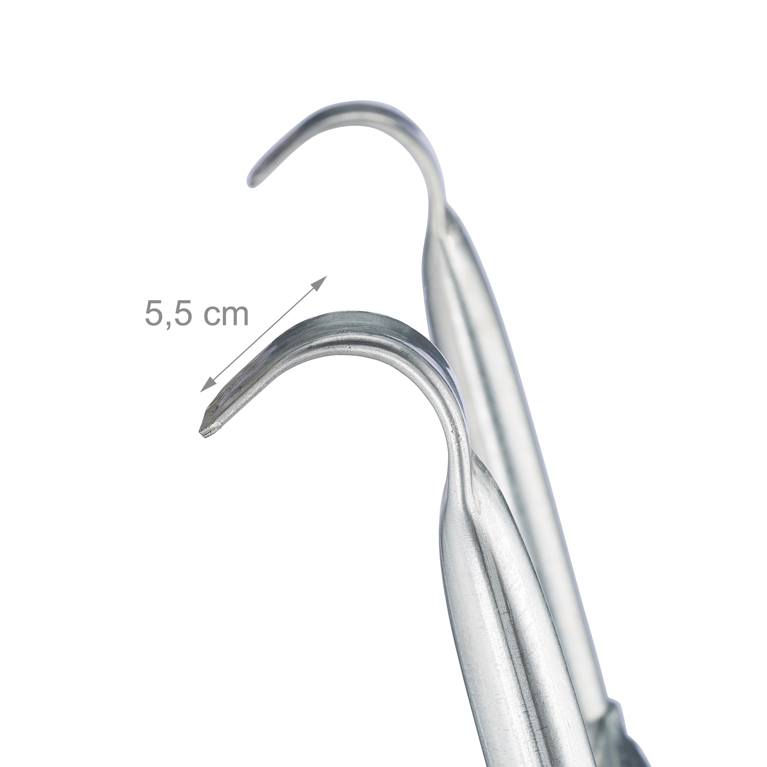 Zwei gebogene chirurgische Haken aus Metall mit einer Bemaßung von 5,5 cm auf weißem Hintergrund.