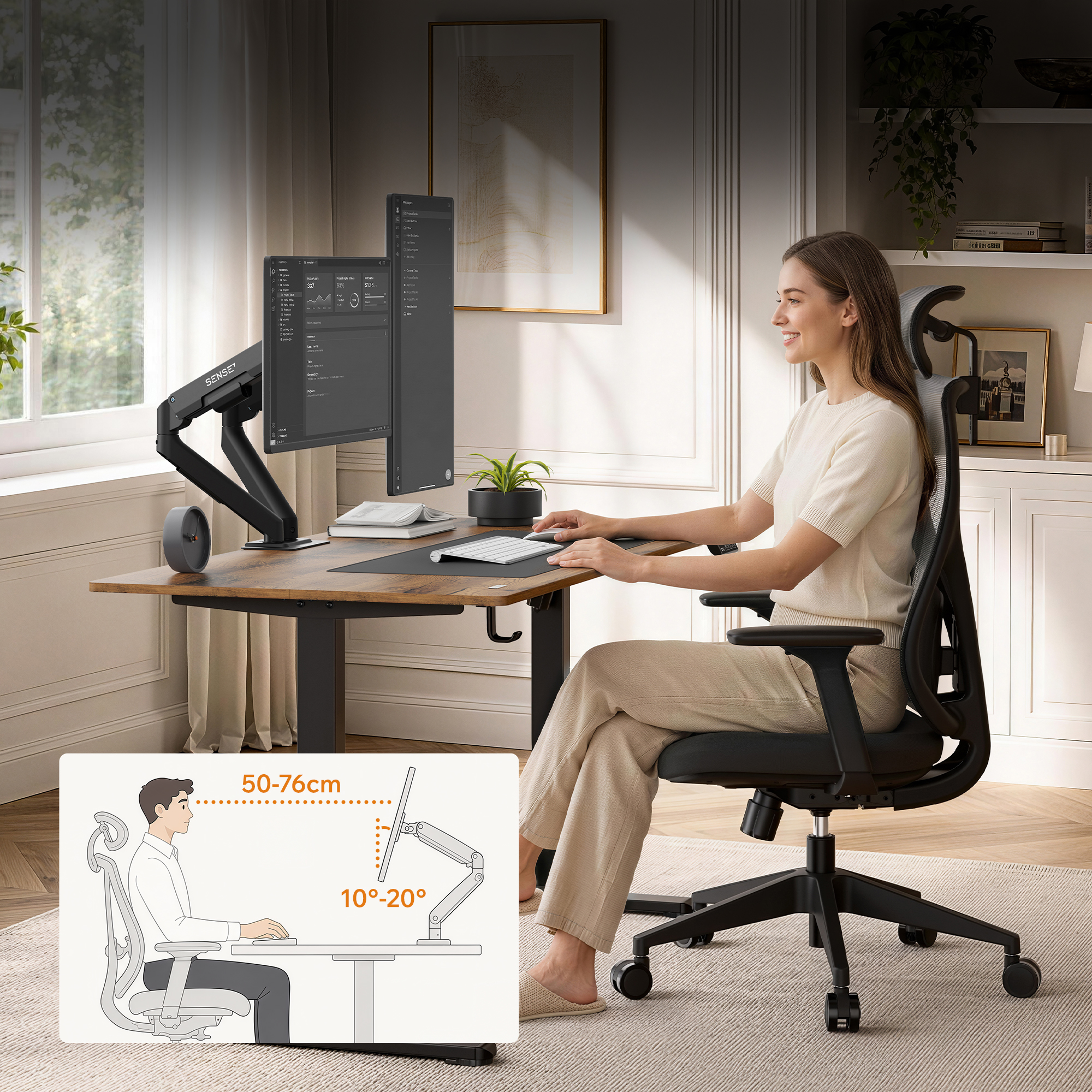 Eine Frau arbeitet an einem Schreibtisch mit zwei Monitoren auf einem ergonomischen Stuhl.