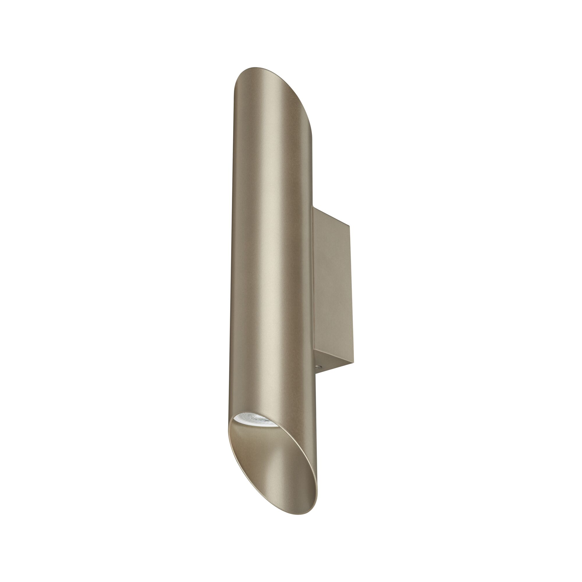 Eine moderne metallische zylindrische Wandleuchte mit diagonal geschnittenen Öffnungen vor weißem Hintergrund.