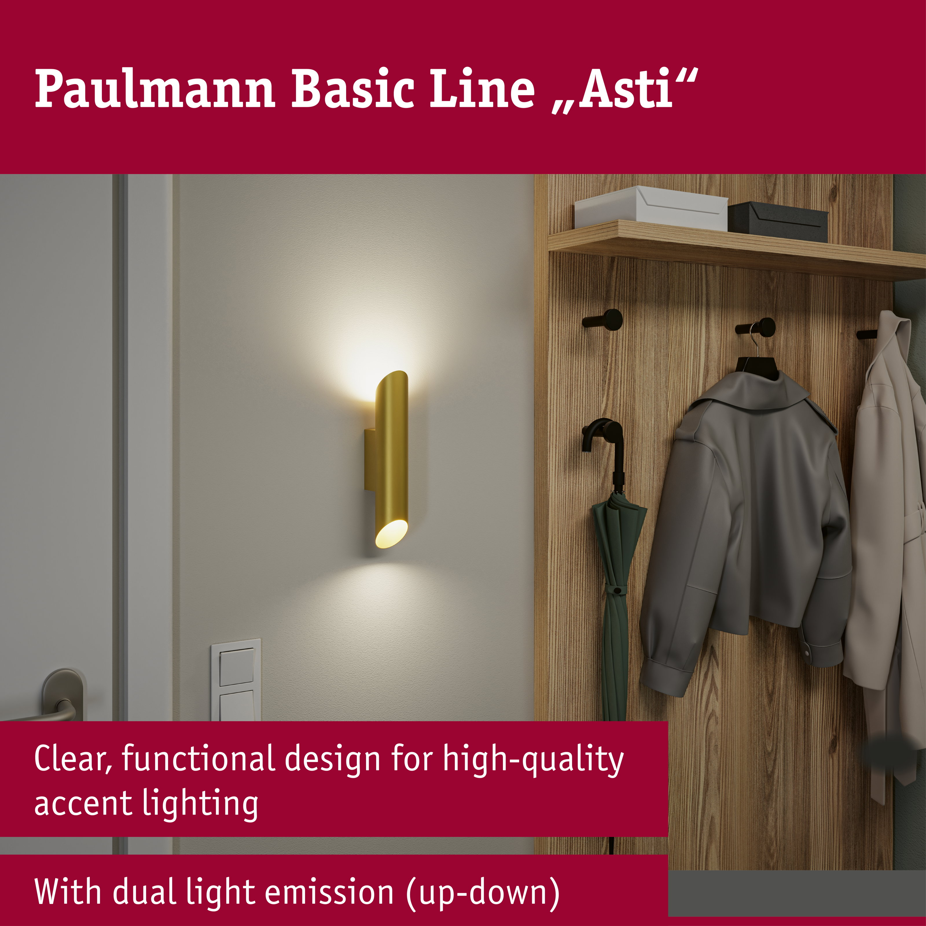 Goldene Paulmann Asti Wandleuchte an der Wand neben einer Holzgarderobe mit Jacken und Regenschirm.