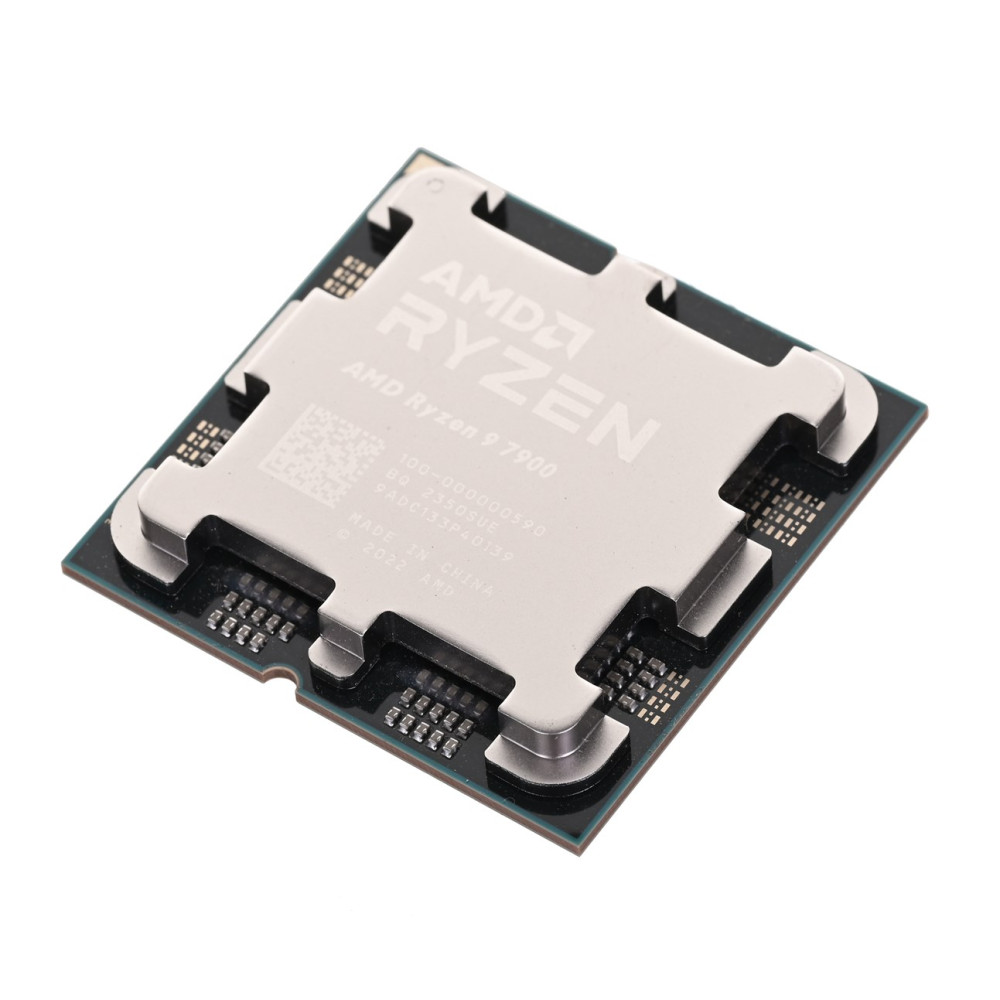 Procesor AMD Ryzen 9 7900 ze srebrnym rozpraszaczem ciepła na zielonym PCB.