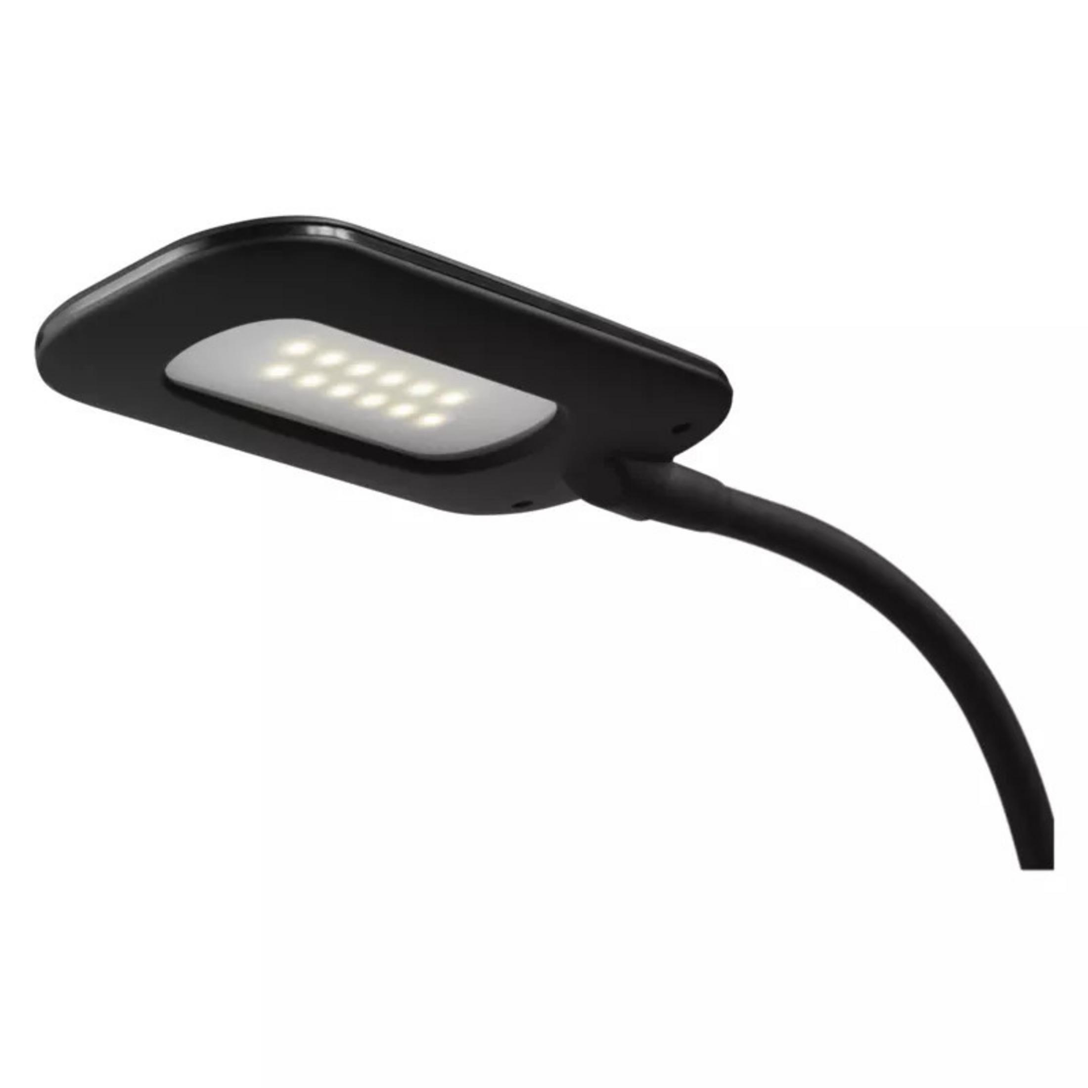 Ein schwarzer Schreibtischlampenkopf mit leuchtender LED-Platte an einem flexiblen Schwanenhals auf weißem Grund.