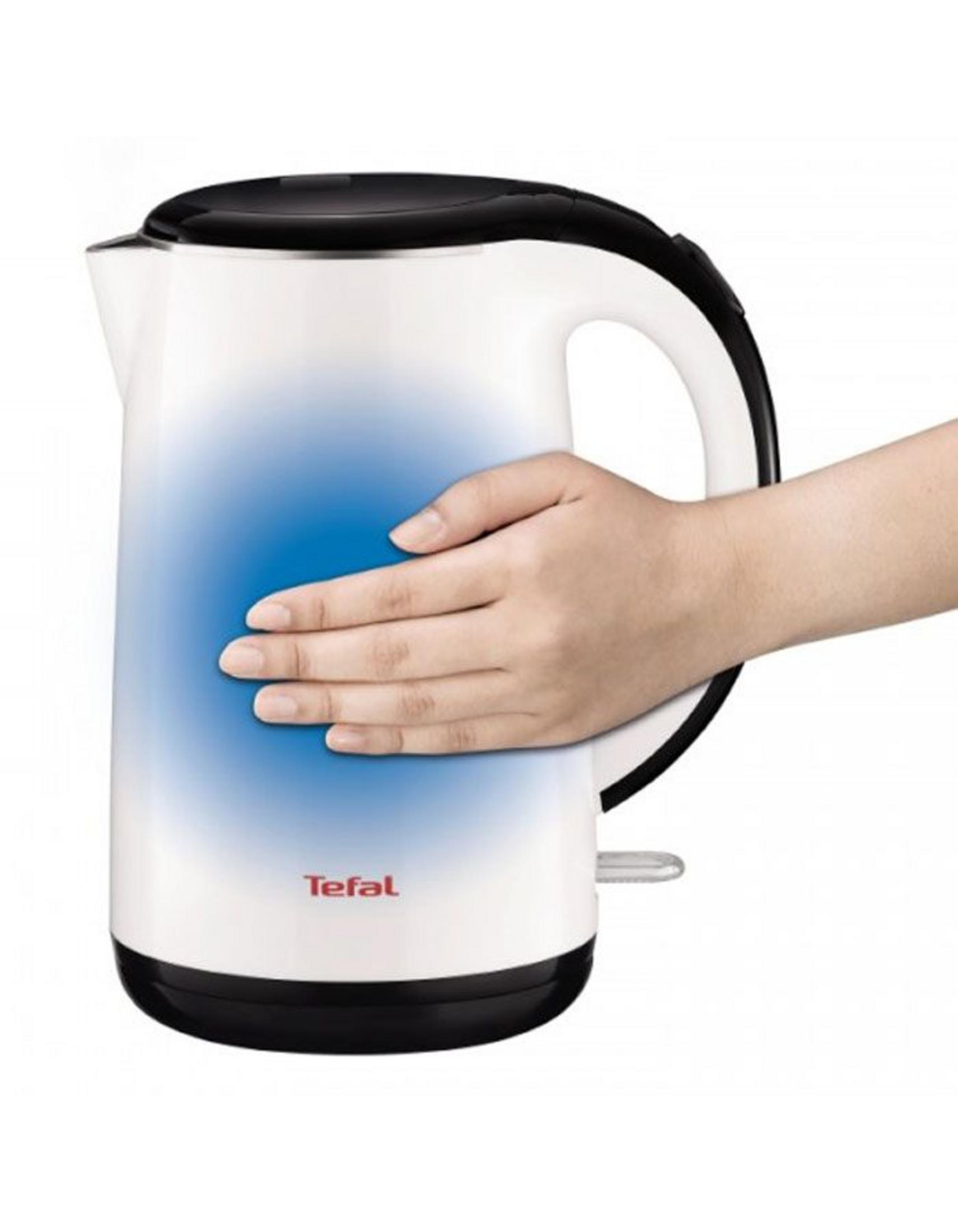 Eine Hand berührt einen weißen Tefal-Wasserkocher mit blauer Markierung.