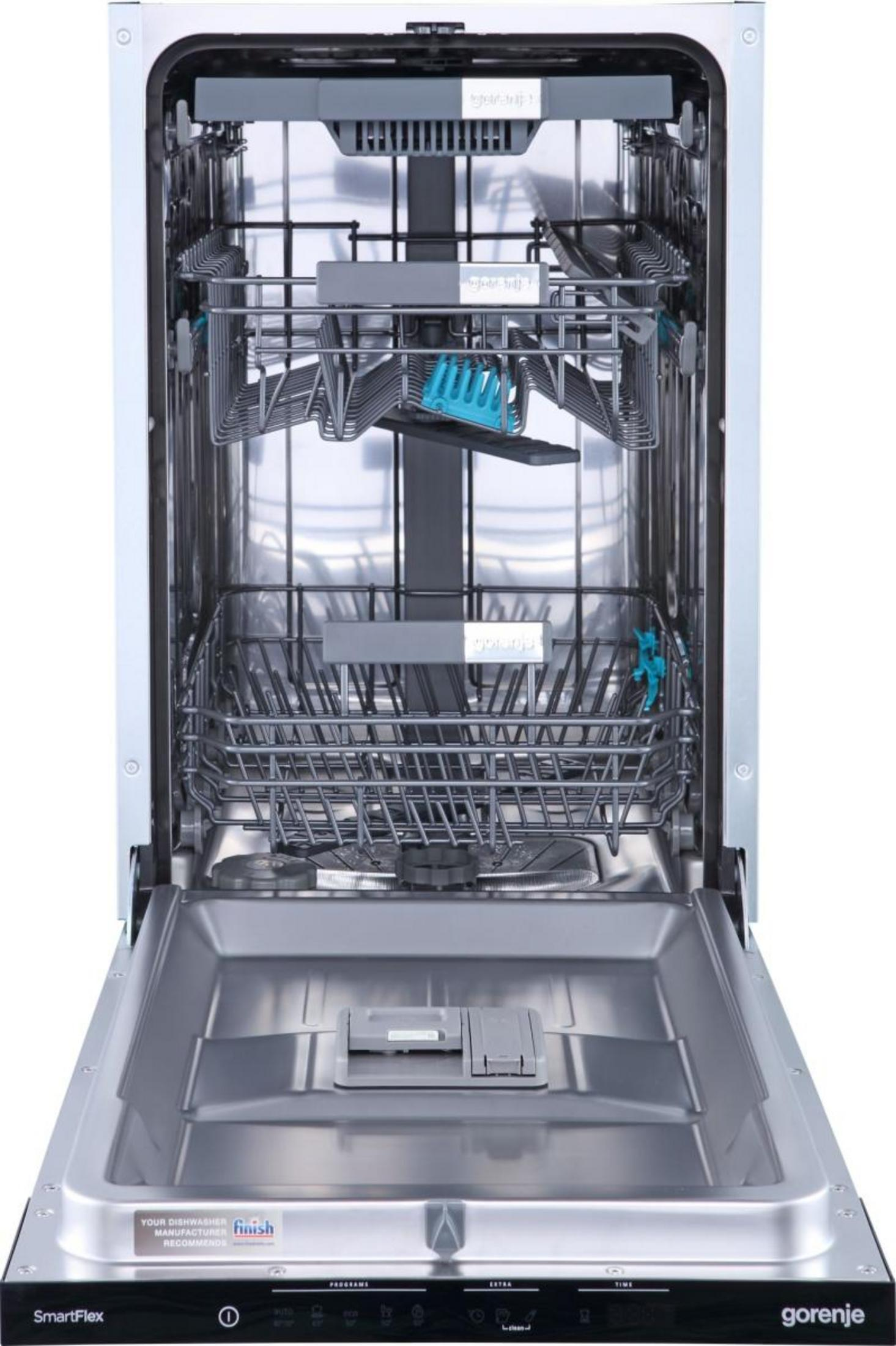 Geöffnete silberne Gorenje-Spülmaschine mit drei grauen Körben und Edelstahl-Innenraum.