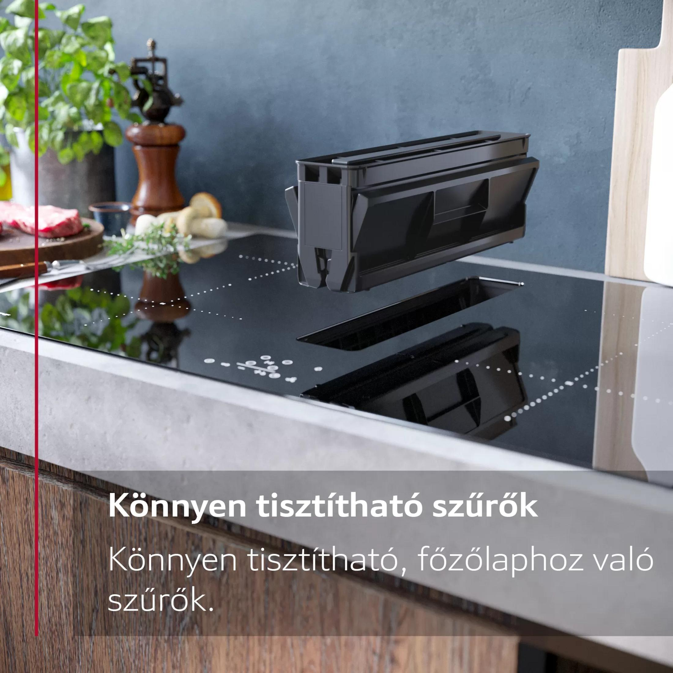 Ein Filter schwebt über einer modernen schwarzen Induktionskochfeld in einer Küche.