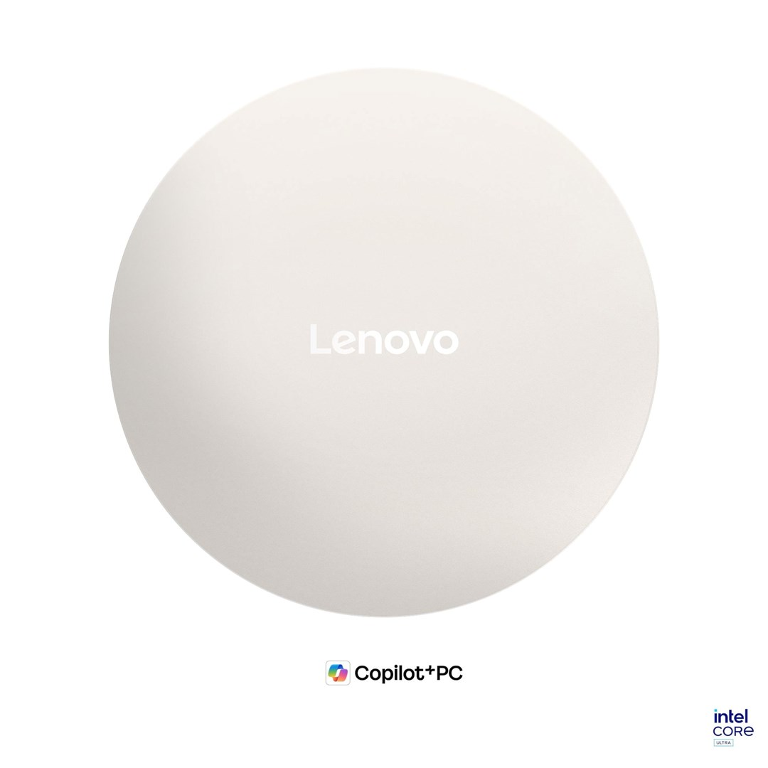 Biały, okrągły głośnik Lenovo z logotypami Copilot+PC i Intel Core Ultra poniżej.