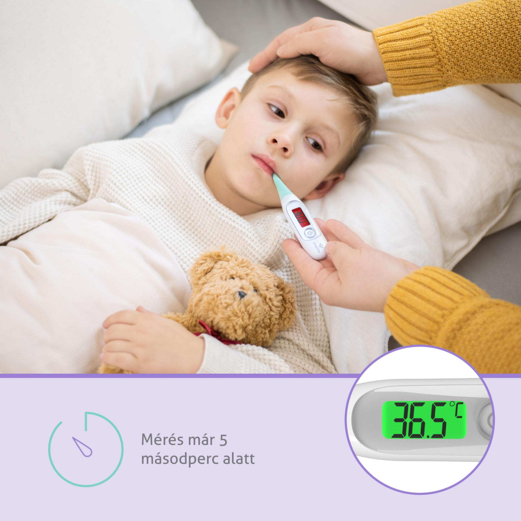 Ein Kind im Bett mit Teddybär hat ein Fieberthermometer im Mund, während ein Erwachsener die Temperatur prüft.