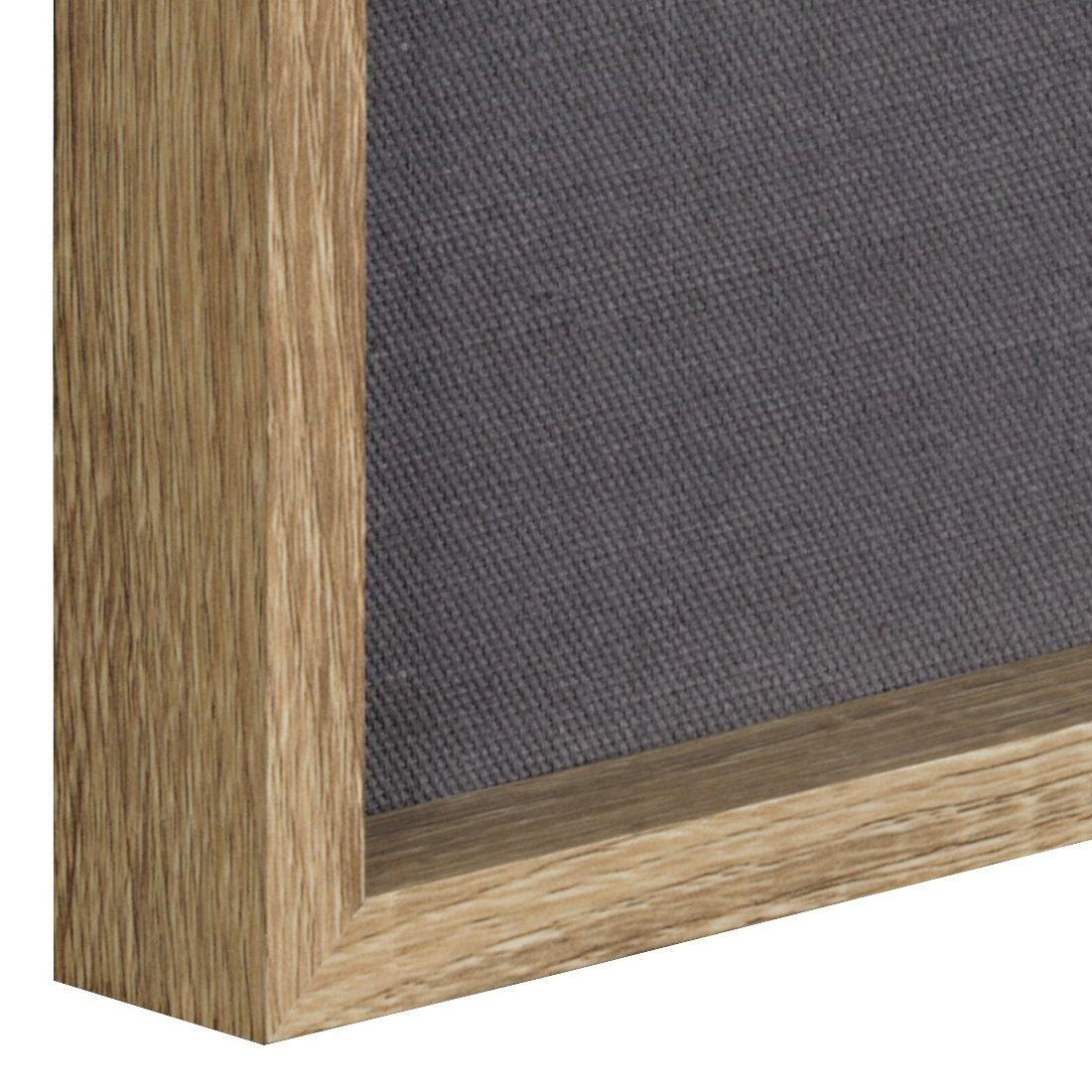 Nahaufnahme eines Holzrahmens mit grauer Leinwand.