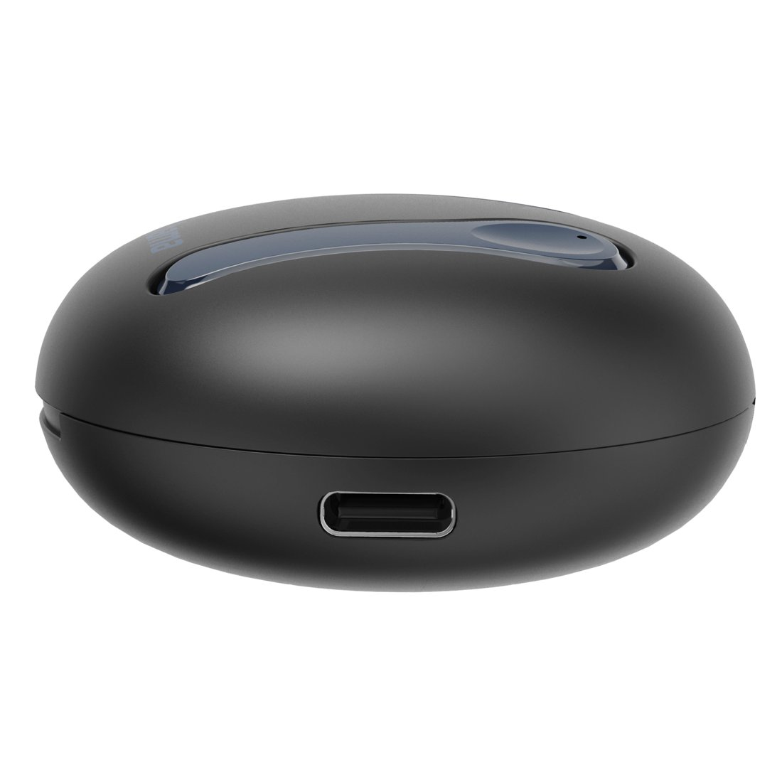 Czarne, owalne etui ładujące do słuchawek bezprzewodowych na białym tle z widocznym portem ładowania USB-C.