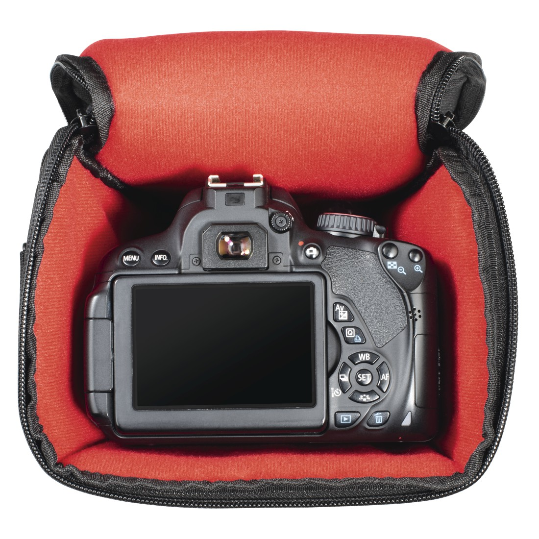 Eine schwarze DSLR-Kamera in einer offenen Tasche mit rotem Innenfutter.