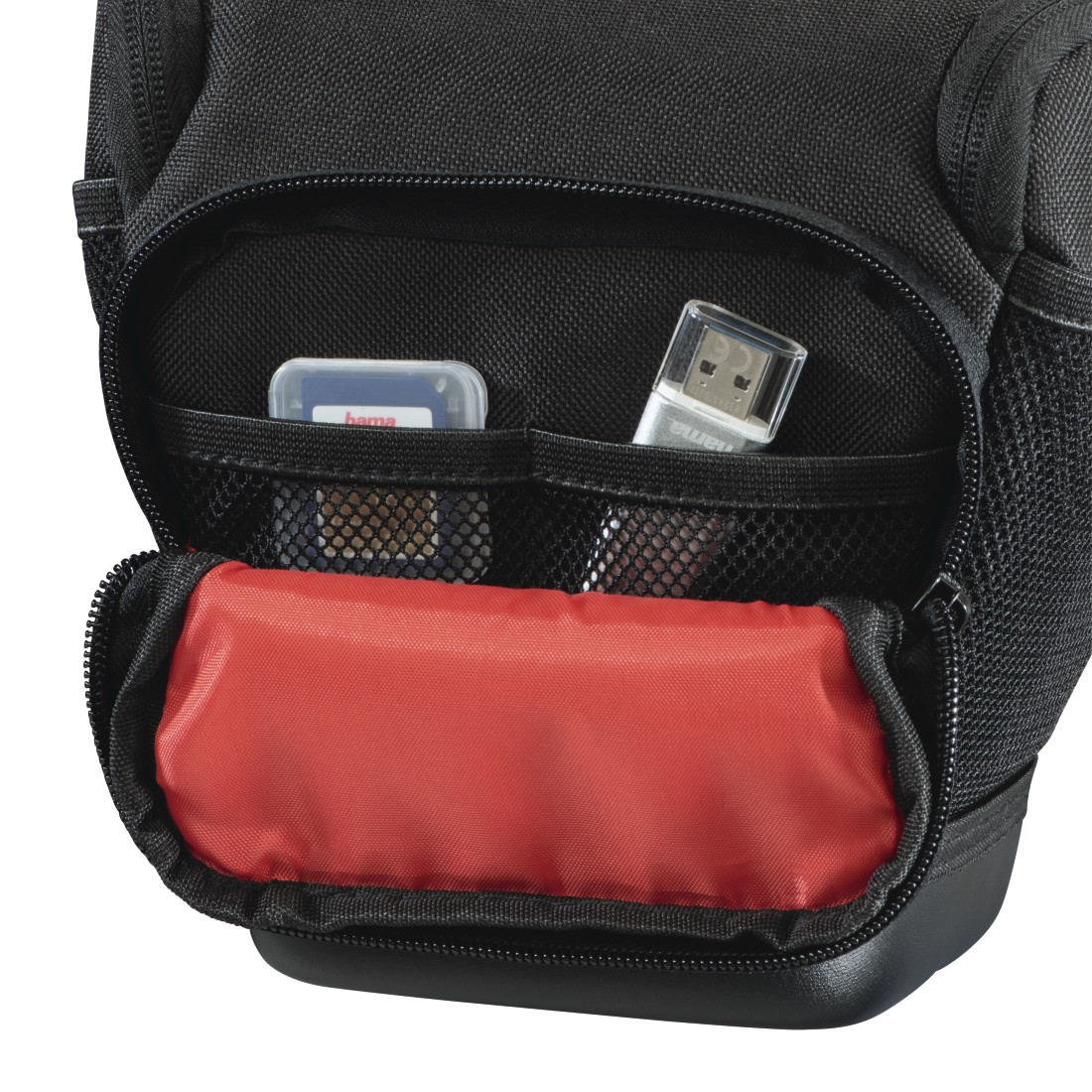 Eine offene schwarze Tasche mit einer roten Innentasche, in der eine Speicherkarte und ein USB-Stick stecken.