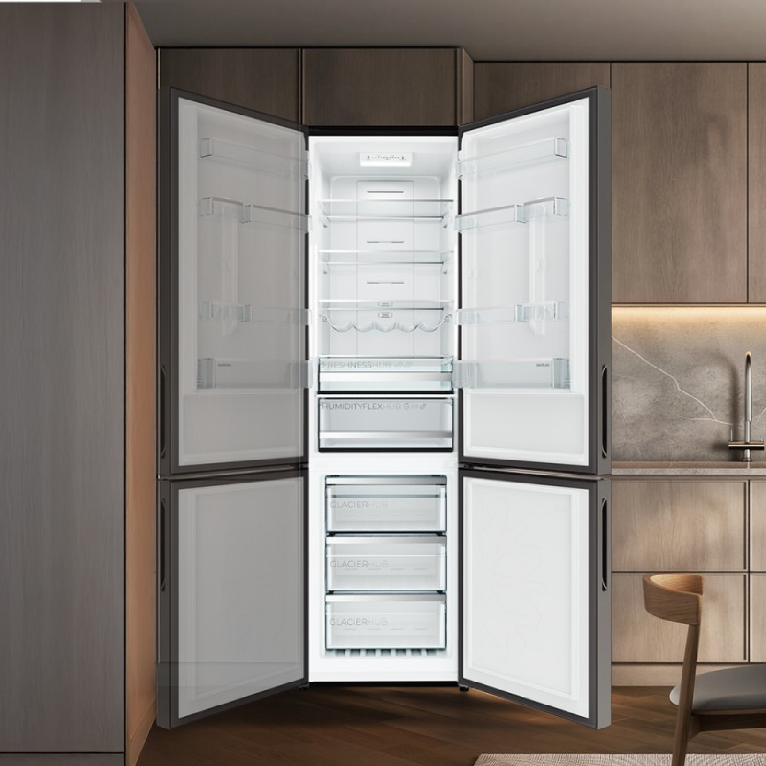 Un refrigerador oscuro de cuatro puertas con las puertas abiertas, mostrando estantes y cajones de vidrio vacíos en una cocina moderna.