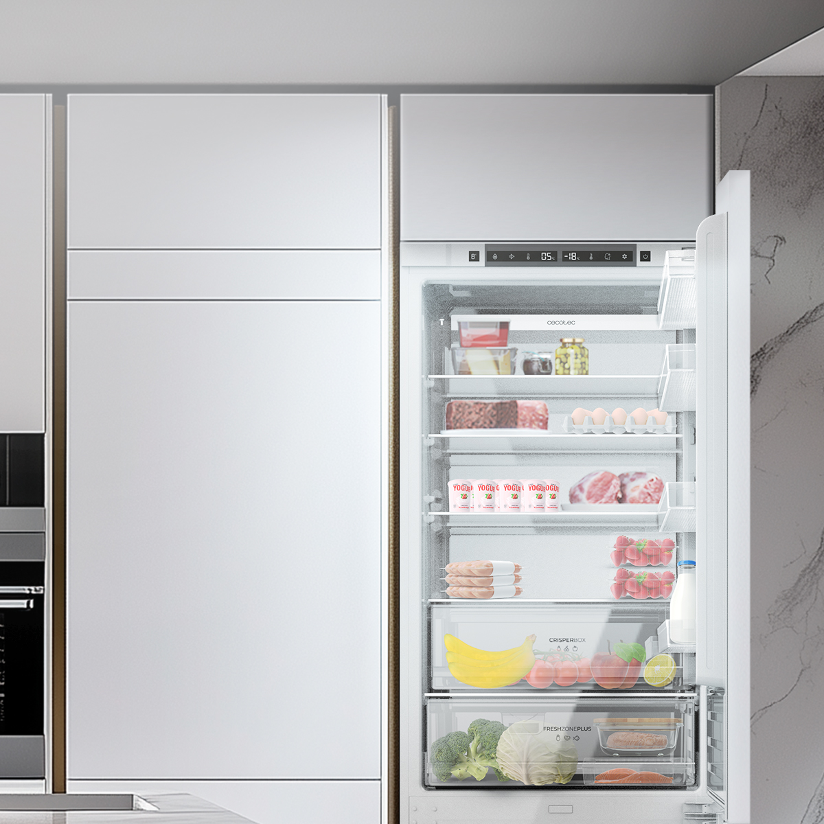 Un refrigerador empotrable blanco abierto lleno de comida, yogur, huevos, carne, frutas y verduras.