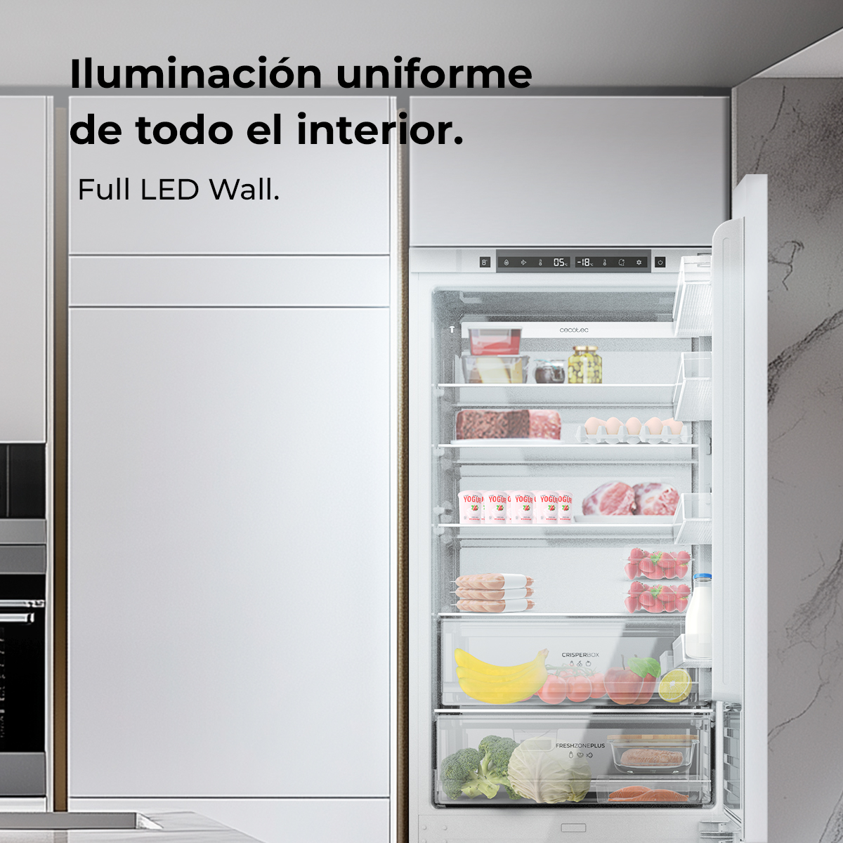 Frigorífico blanco empotrable abierto con estantes de cristal iluminados, lleno de alimentos, frutas y verduras.
