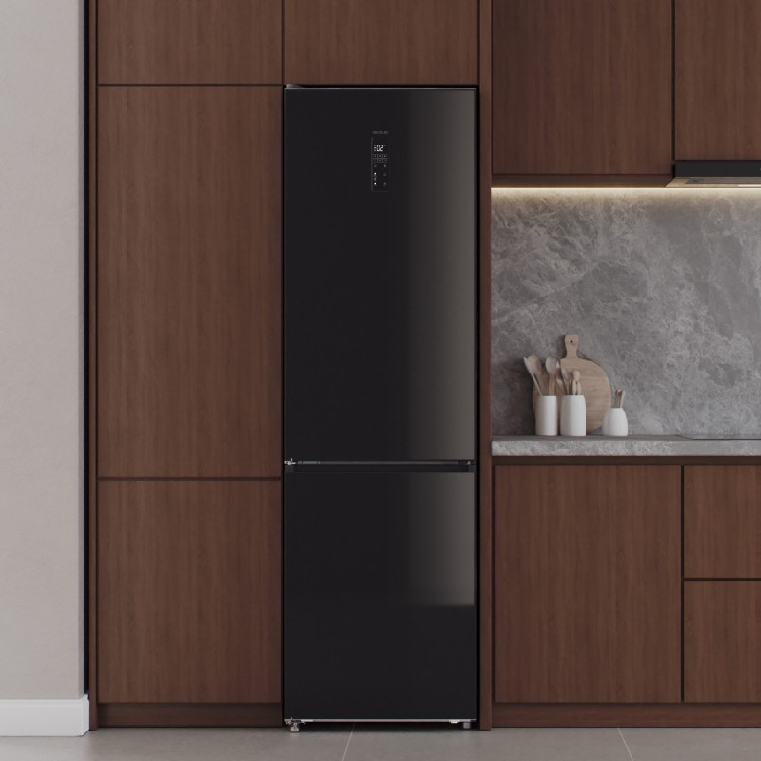 Un refrigerador negro está integrado en una cocina moderna con gabinetes de madera oscura y encimera de mármol.