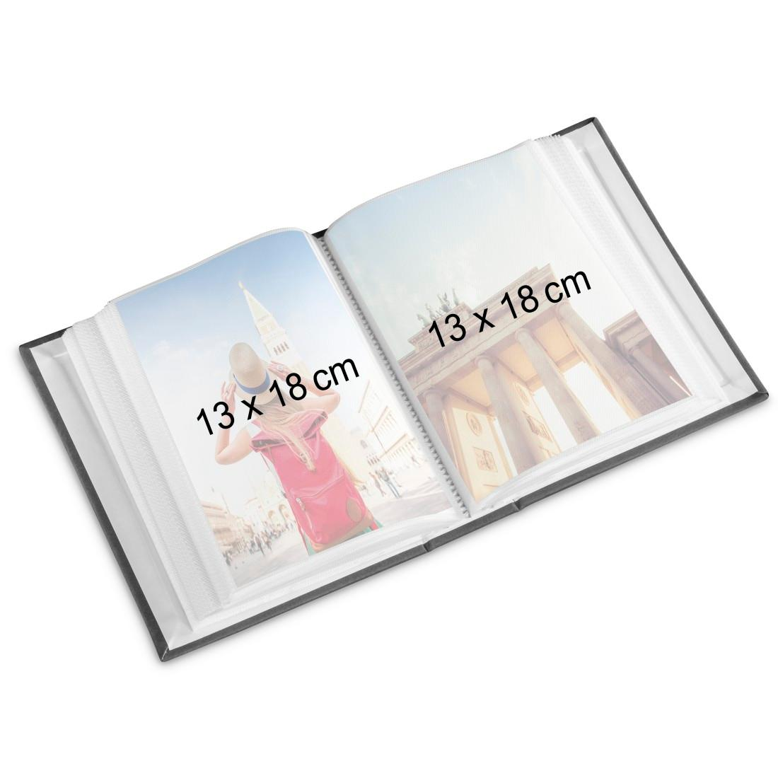 Un álbum de fotos abierto con dos fotos de 13x18 cm que muestran a una mujer y columnas históricas.