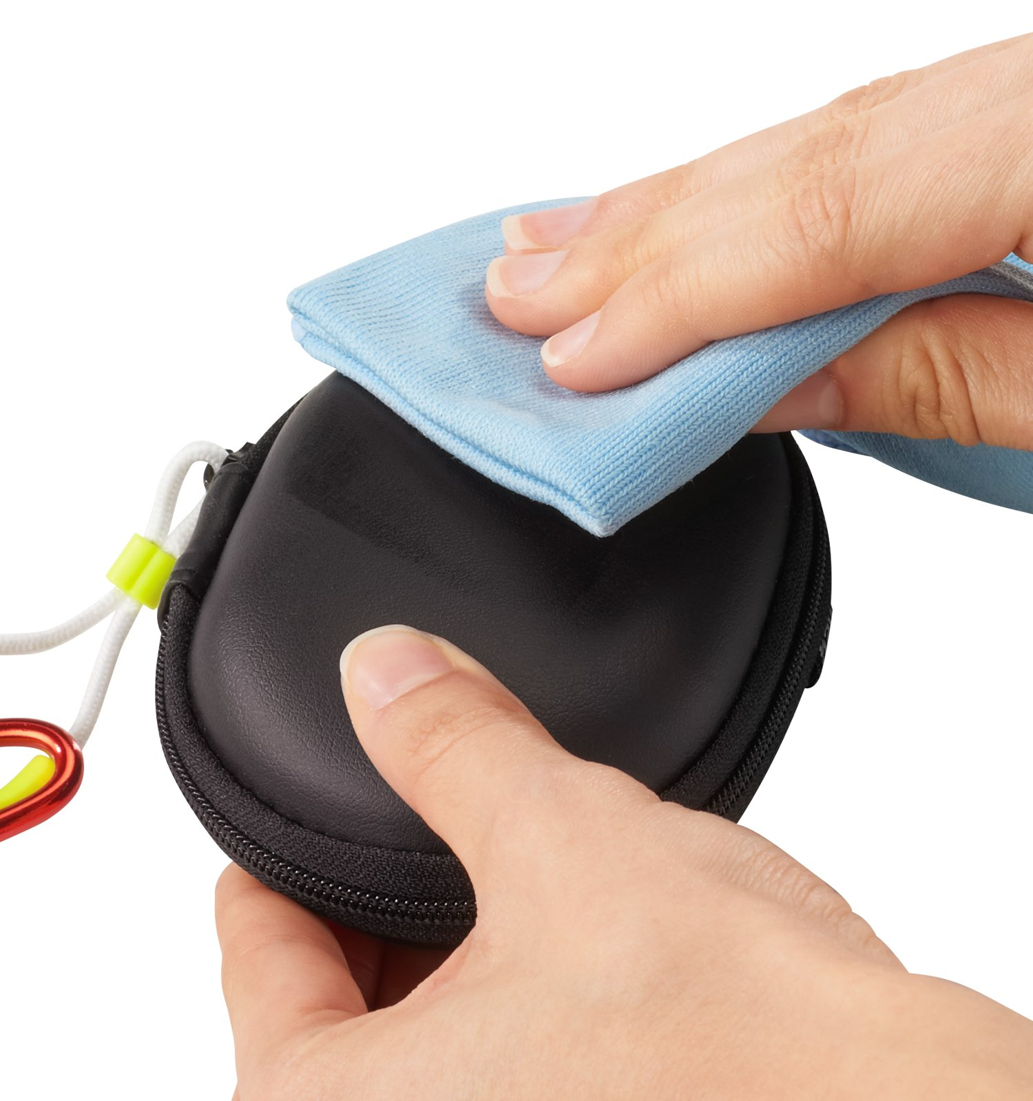 Manos limpian un estuche rígido negro con un paño de microfibra azul claro.