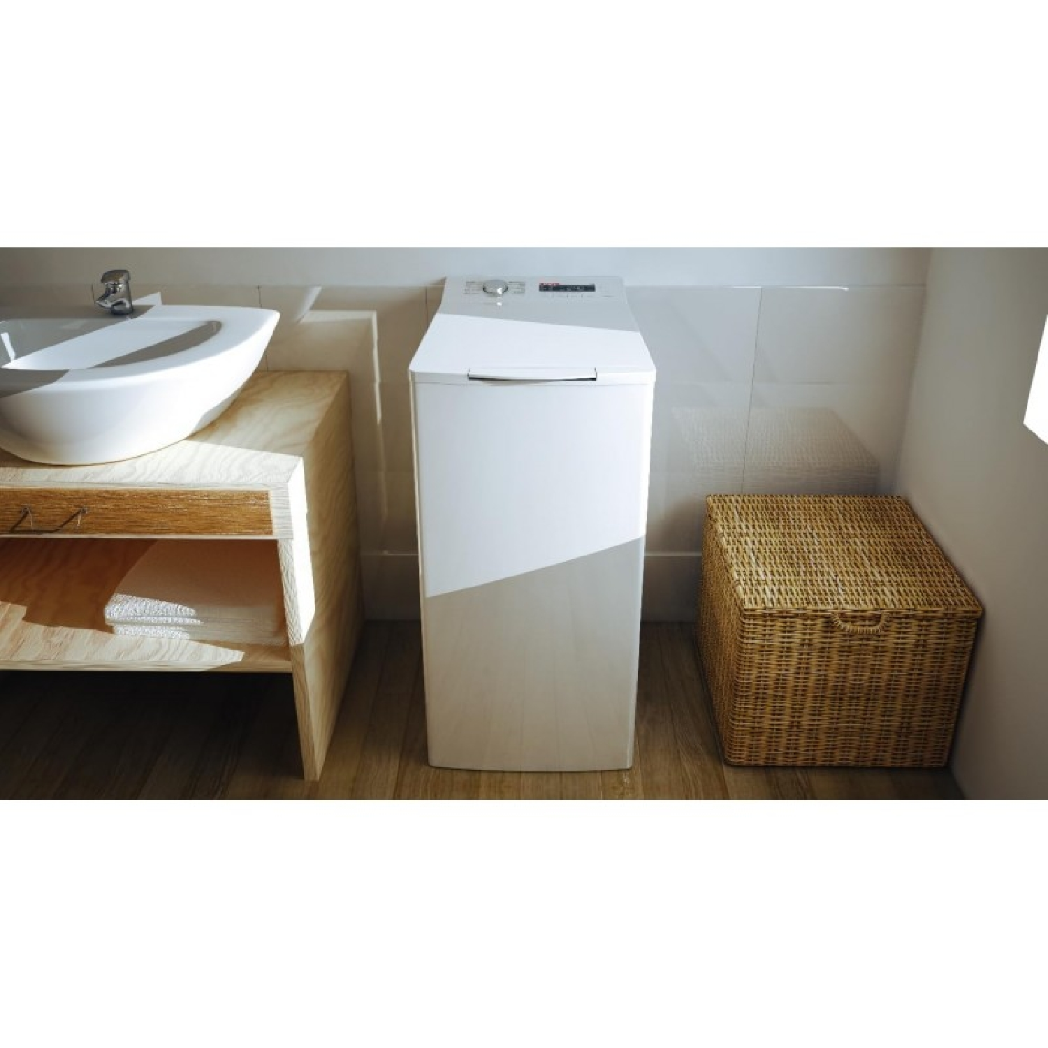 Baño con lavadora de carga superior blanca, lavabo sobre mueble de madera y cesto de mimbre.