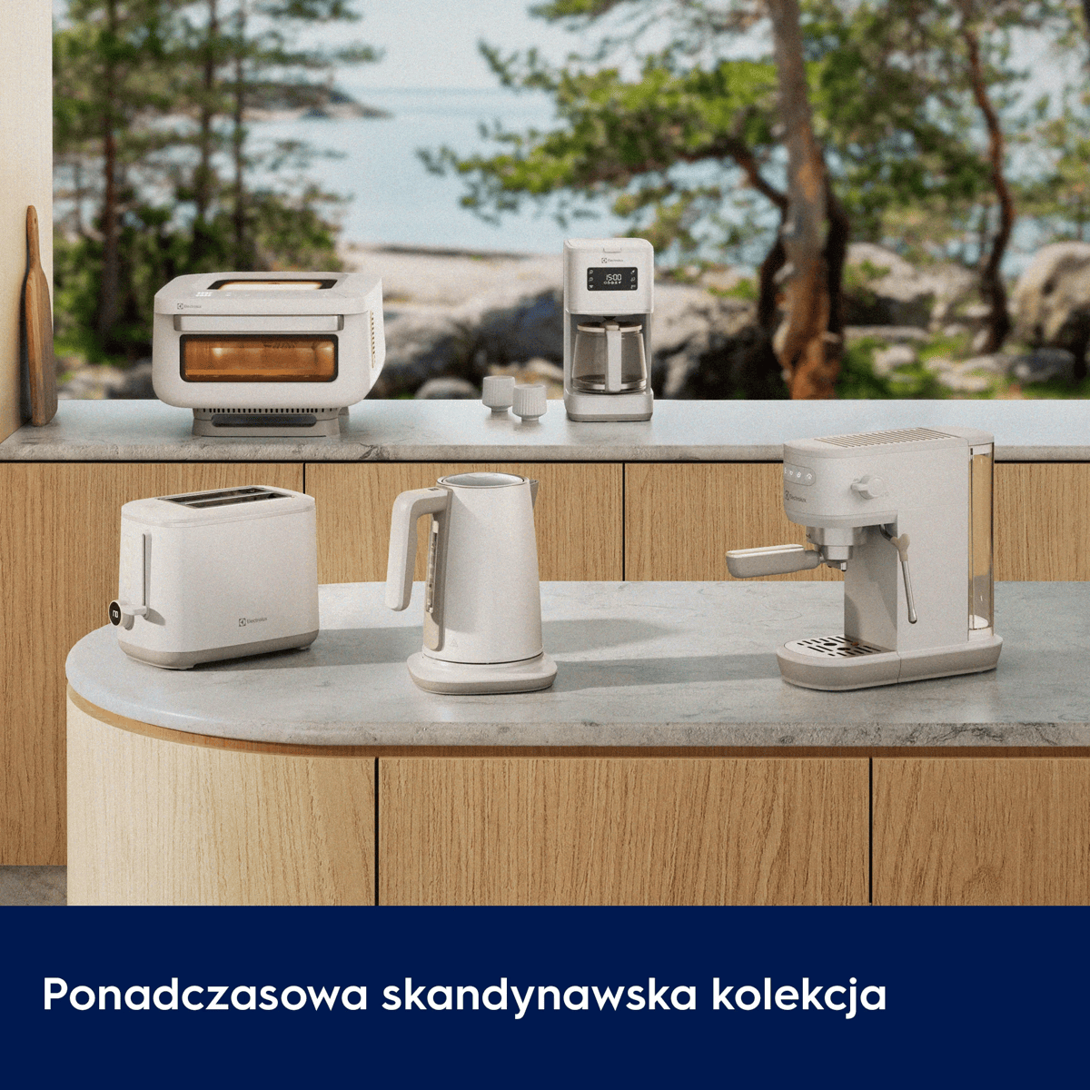 Electrodomésticos blancos en una encimera de madera con un fondo natural.