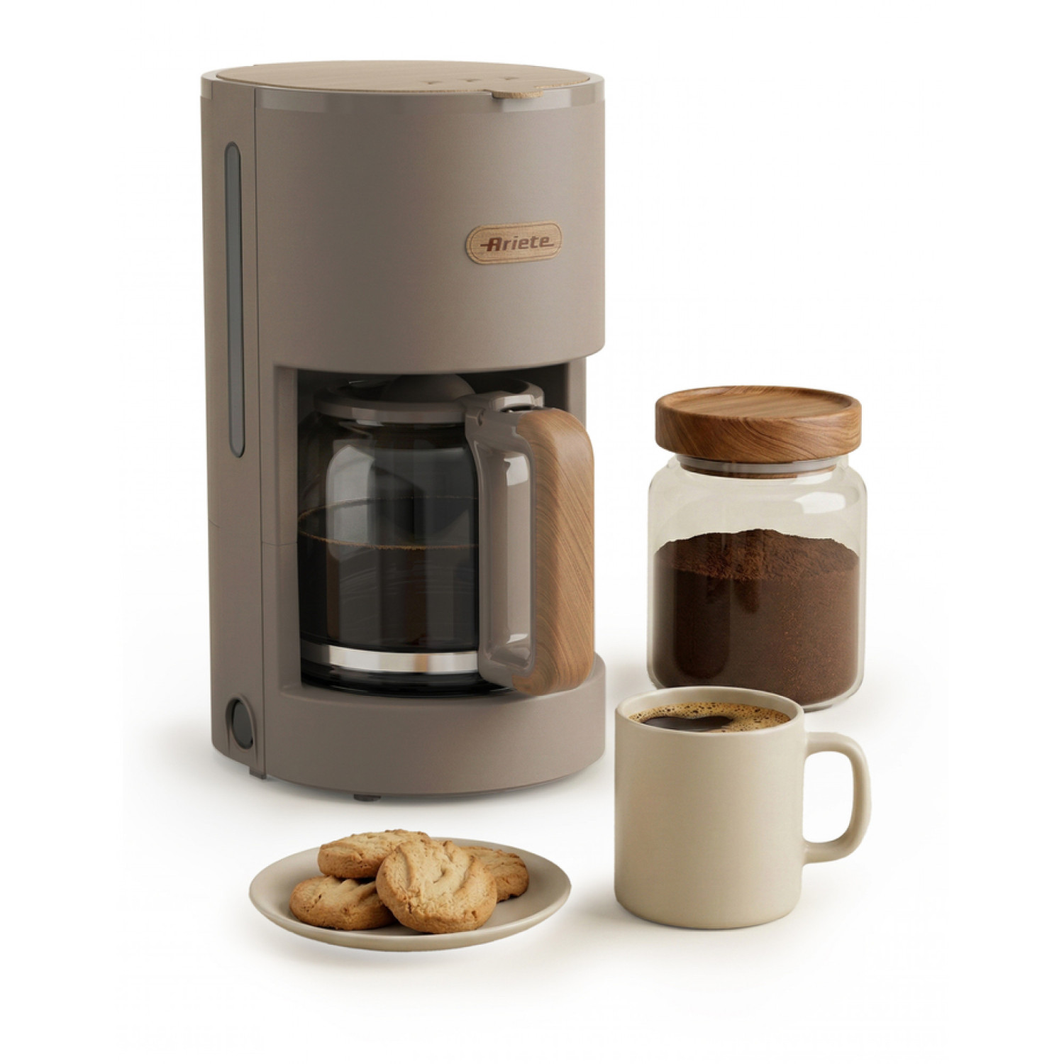 Una macchina da caffè americano color tortora, un barattolo di caffè, una tazza e biscotti su sfondo bianco.