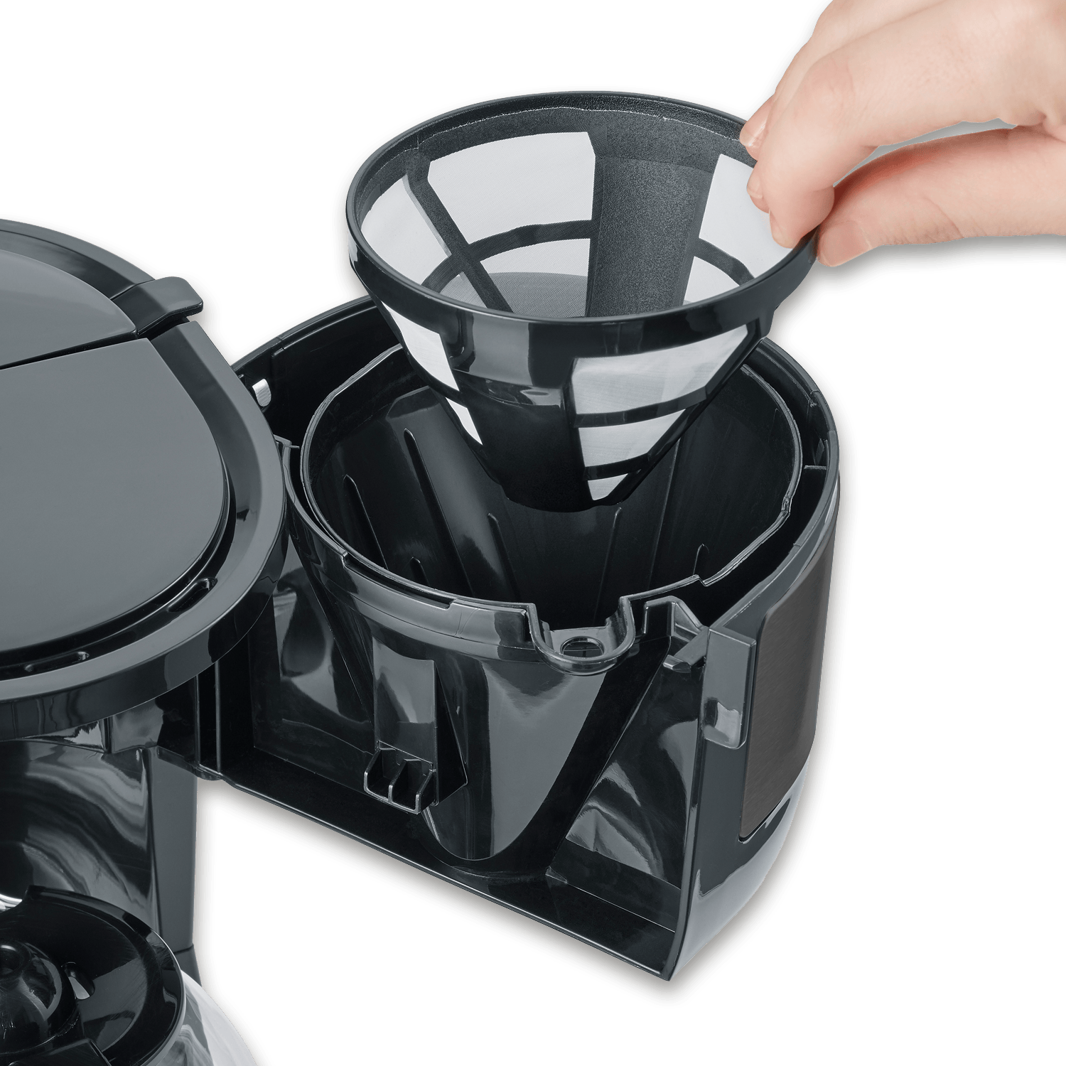Una mano inserisce un filtro per caffè nero in una moderna macchina da caffè.