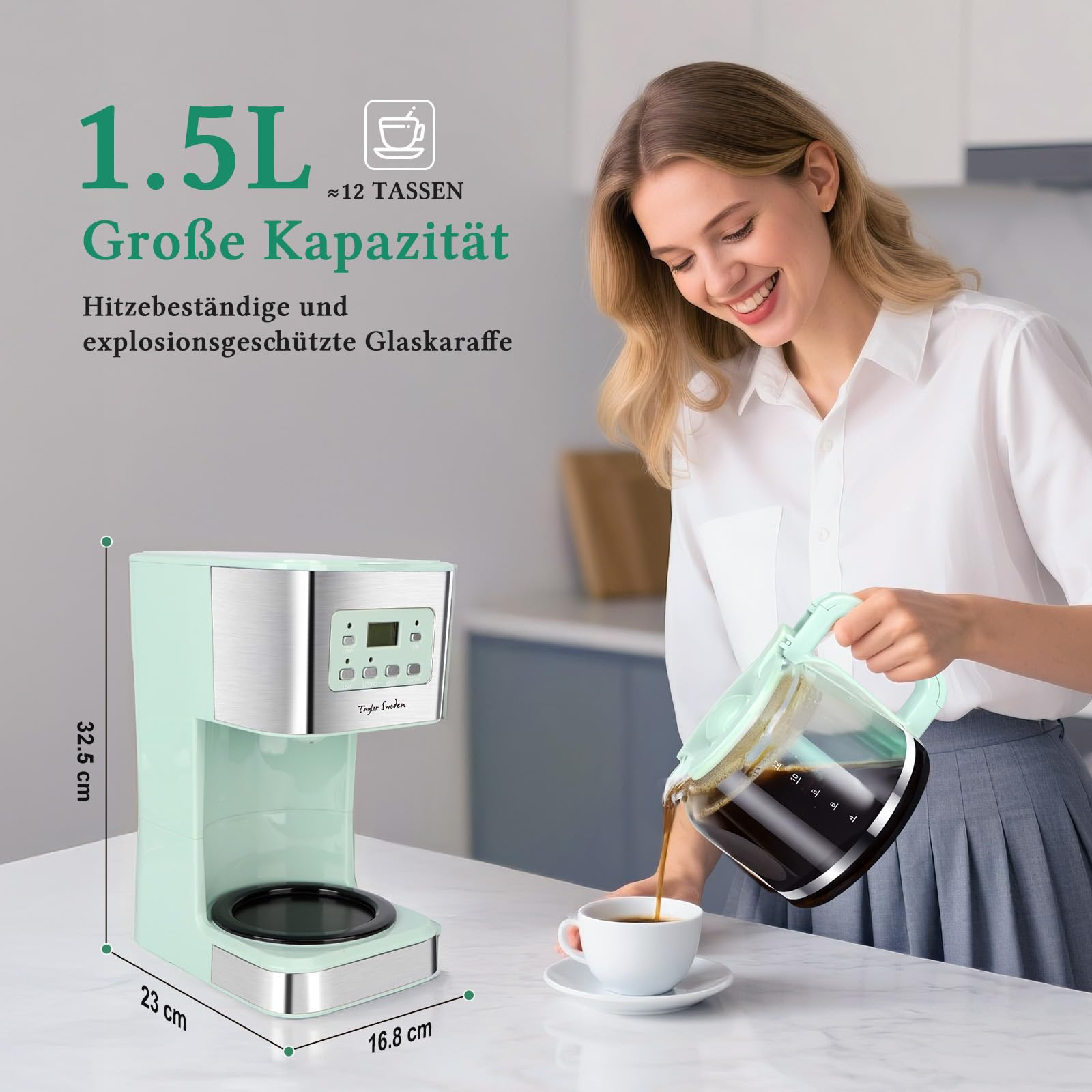 Una donna versa il caffè da una caraffa di vetro in una tazza, vicino a una macchina da caffè verde menta.