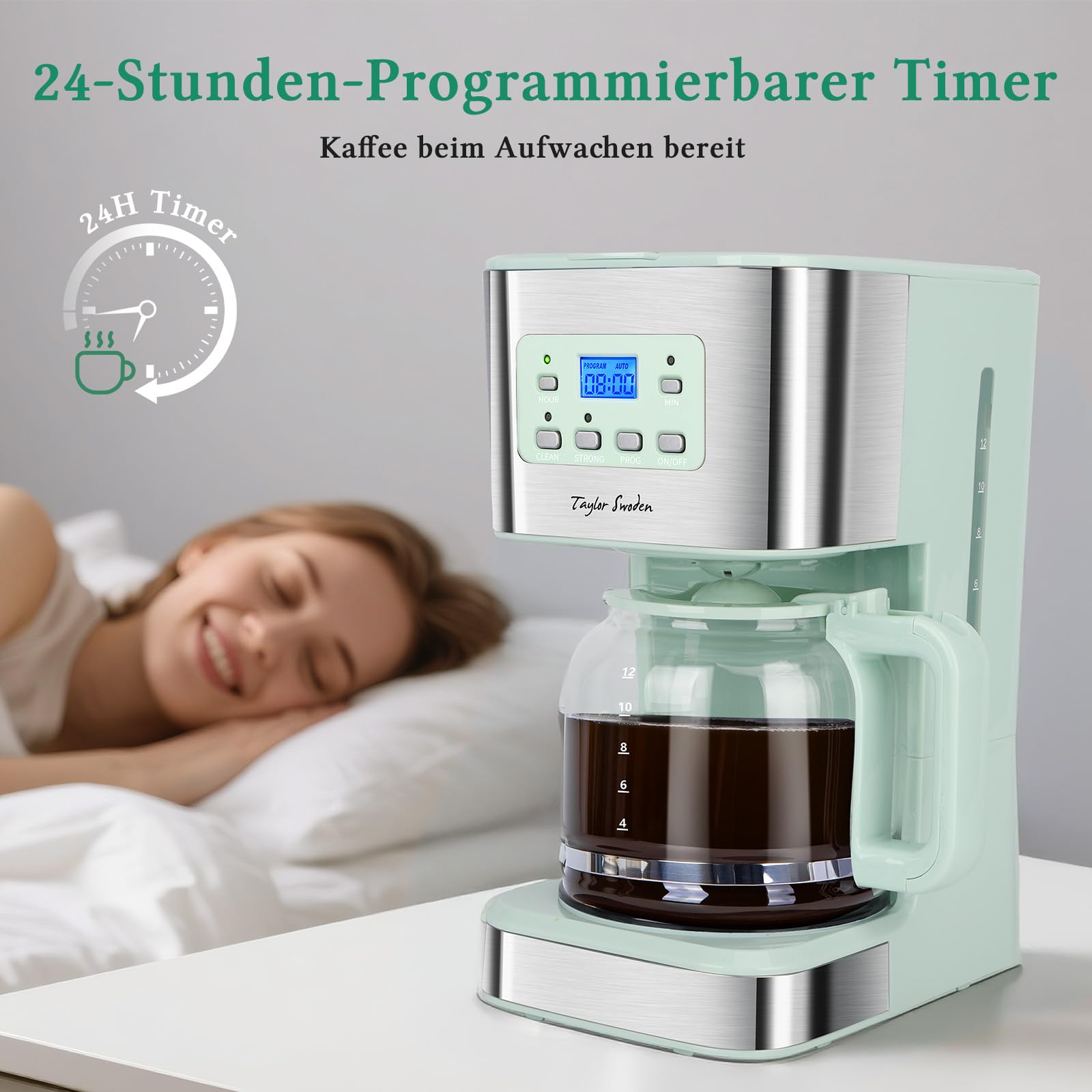 Una macchina da caffè verde menta è su un tavolo mentre una donna felice dorme tranquillamente sullo sfondo.
