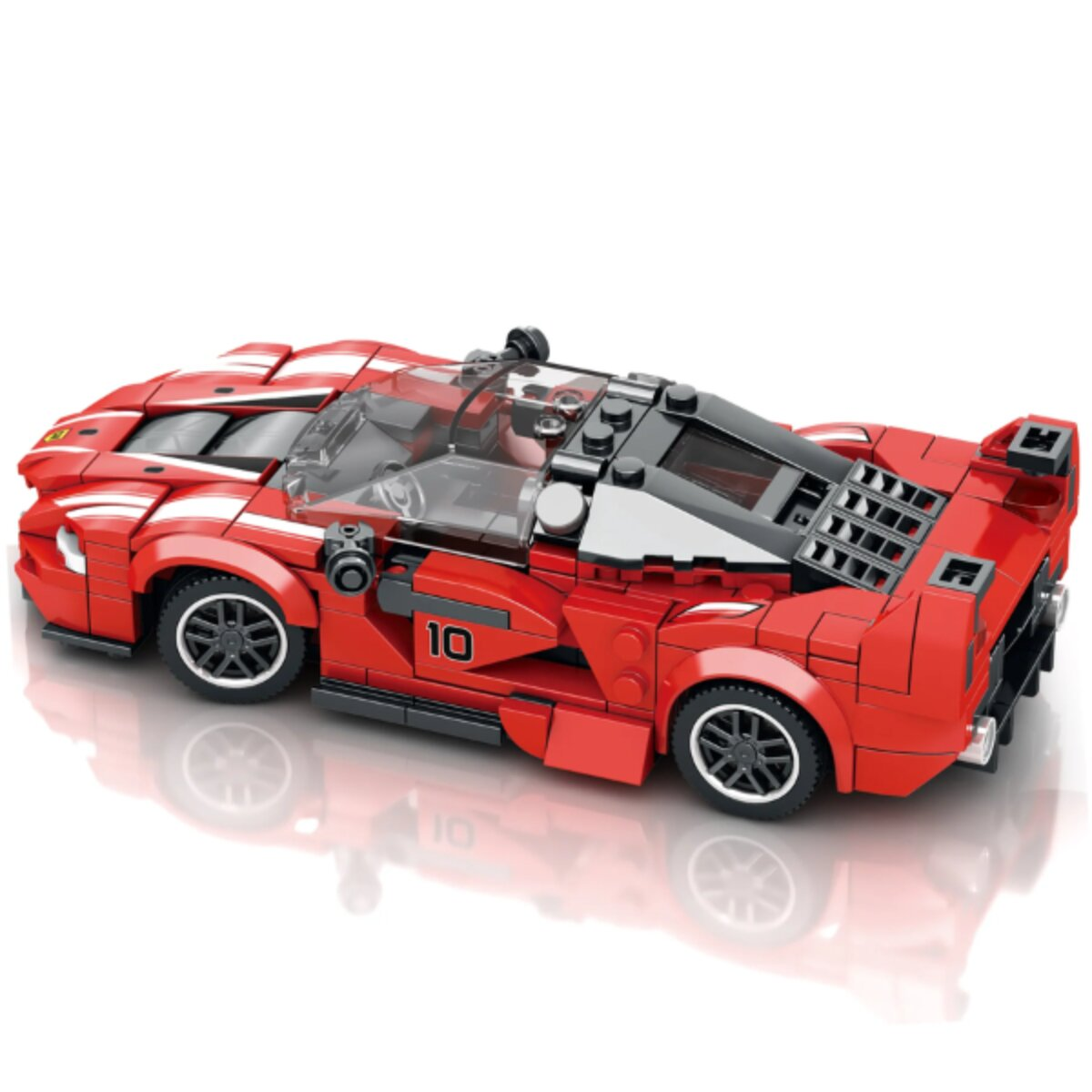 Ein rotes Lego-Spielzeugauto mit der Nummer 10 an der Seite steht auf weißem Grund.