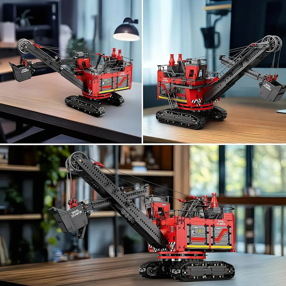Ein detaillierter, rot-schwarzer Spielzeug-Bagger auf Raupen steht drinnen auf einem Holztisch.
