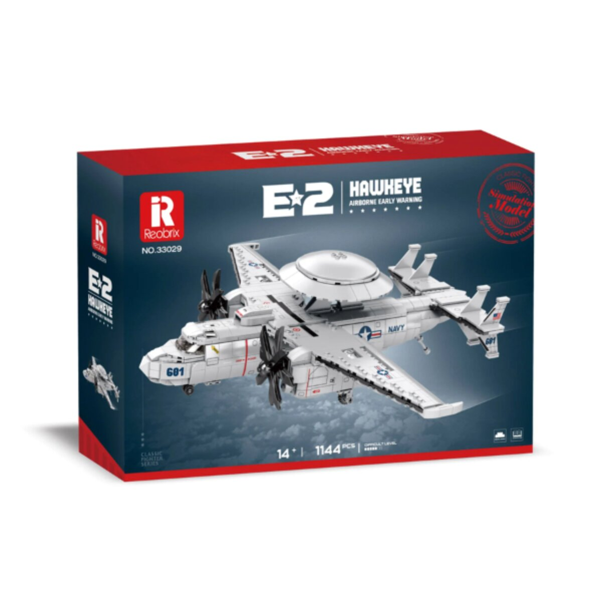 Eine blau-rote Reobrix E-2 Hawkeye Spielzeugflugzeug-Verpackung zeigt ein zusammengebautes Flugzeugmodell über Wolken.