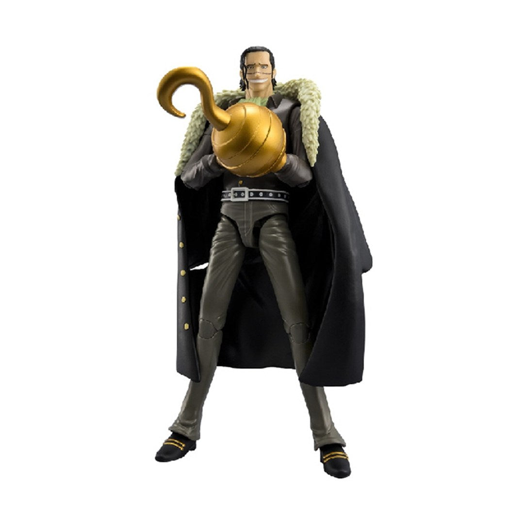 Figurka akcji Sir Crocodile z One Piece, w czarnym płaszczu z futrzanym kołnierzem i złotym hakiem.