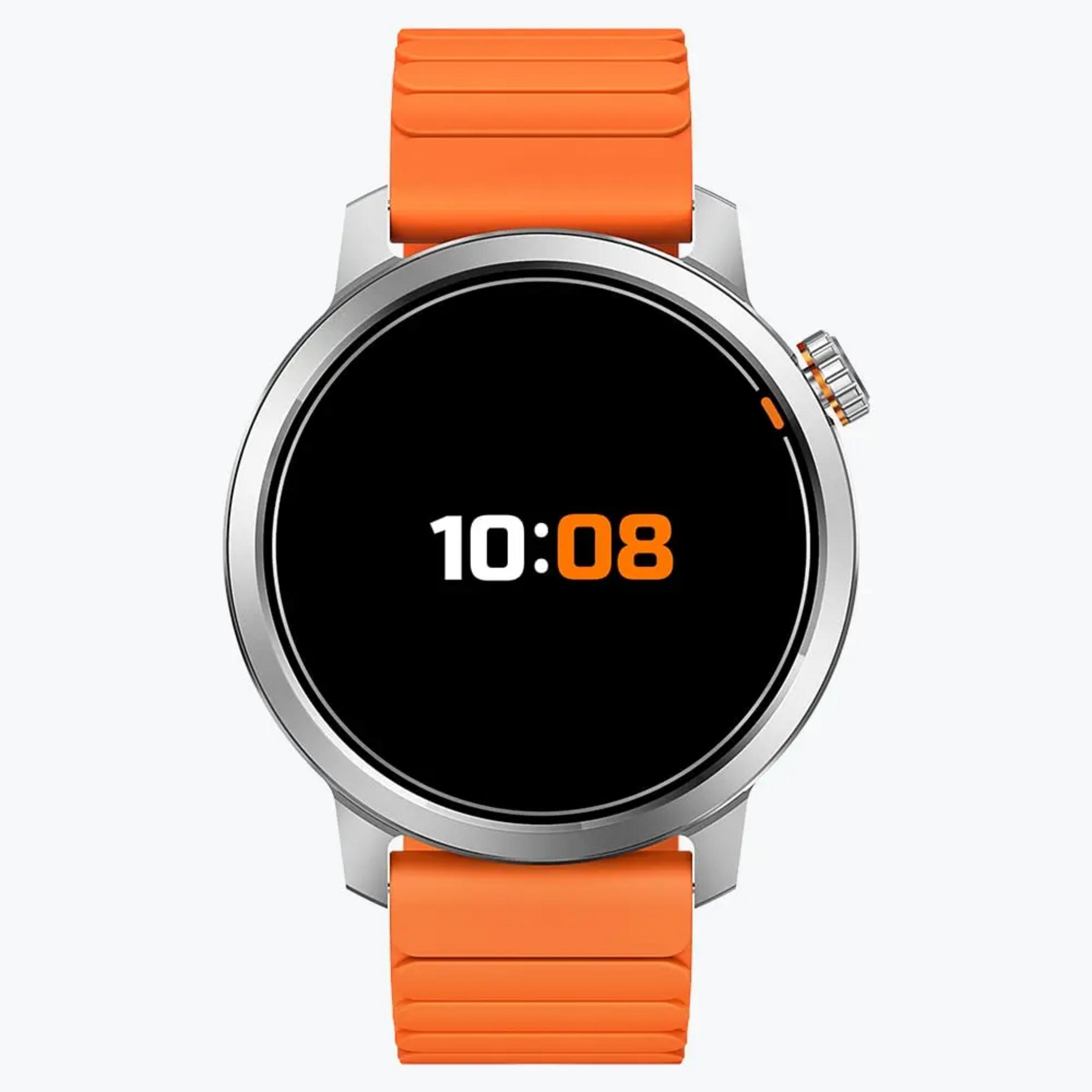 Un reloj inteligente plateado con pantalla redonda que muestra las 10:08 y correa de silicona naranja.