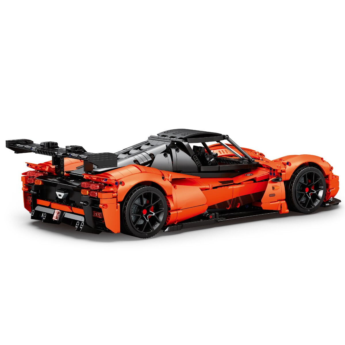 Ein detailiertes orange-schwarzes Lego-Technic-Spielzeugauto auf weißem Hintergrund.