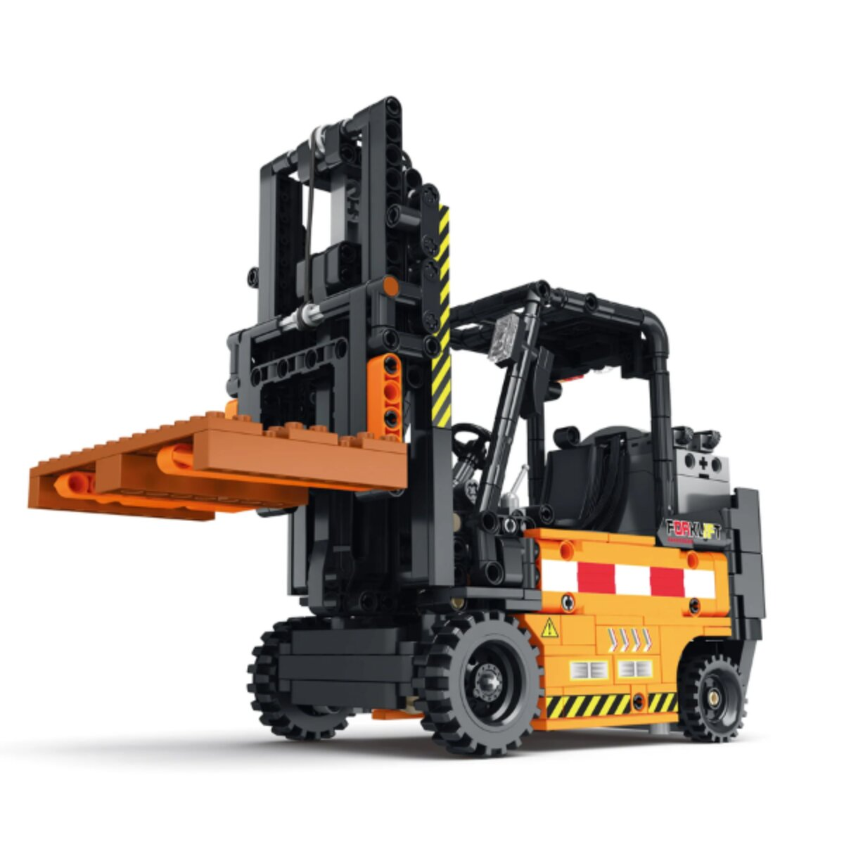 Ein detailliertes schwarz-oranges Spielzeug-Gabelstapler-Modell aus Bausteinen auf weißem Hintergrund.
