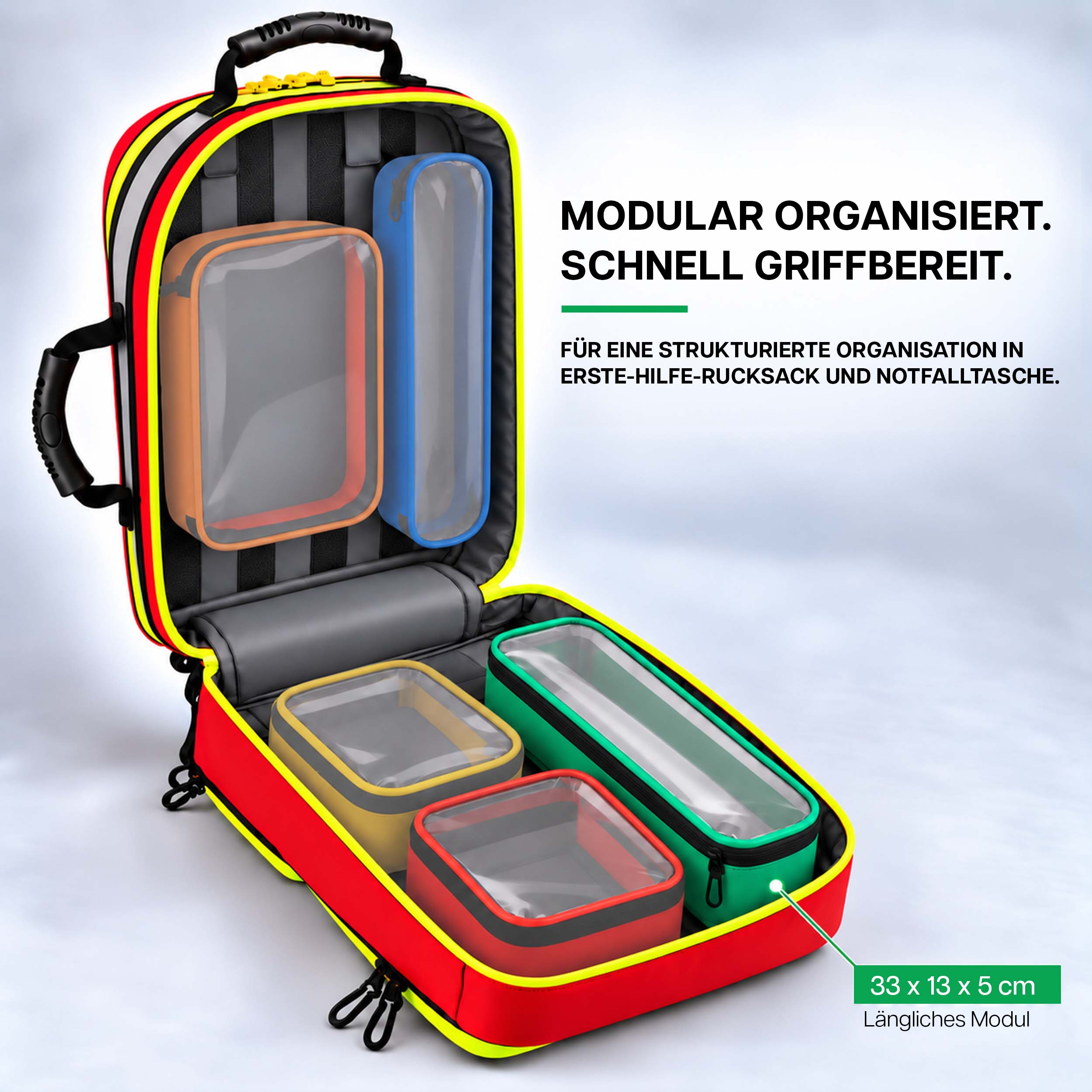 Geöffnete rot-gelbe Erste-Hilfe-Tasche mit vier farbcodierten Modultaschen mit klaren Deckeln.