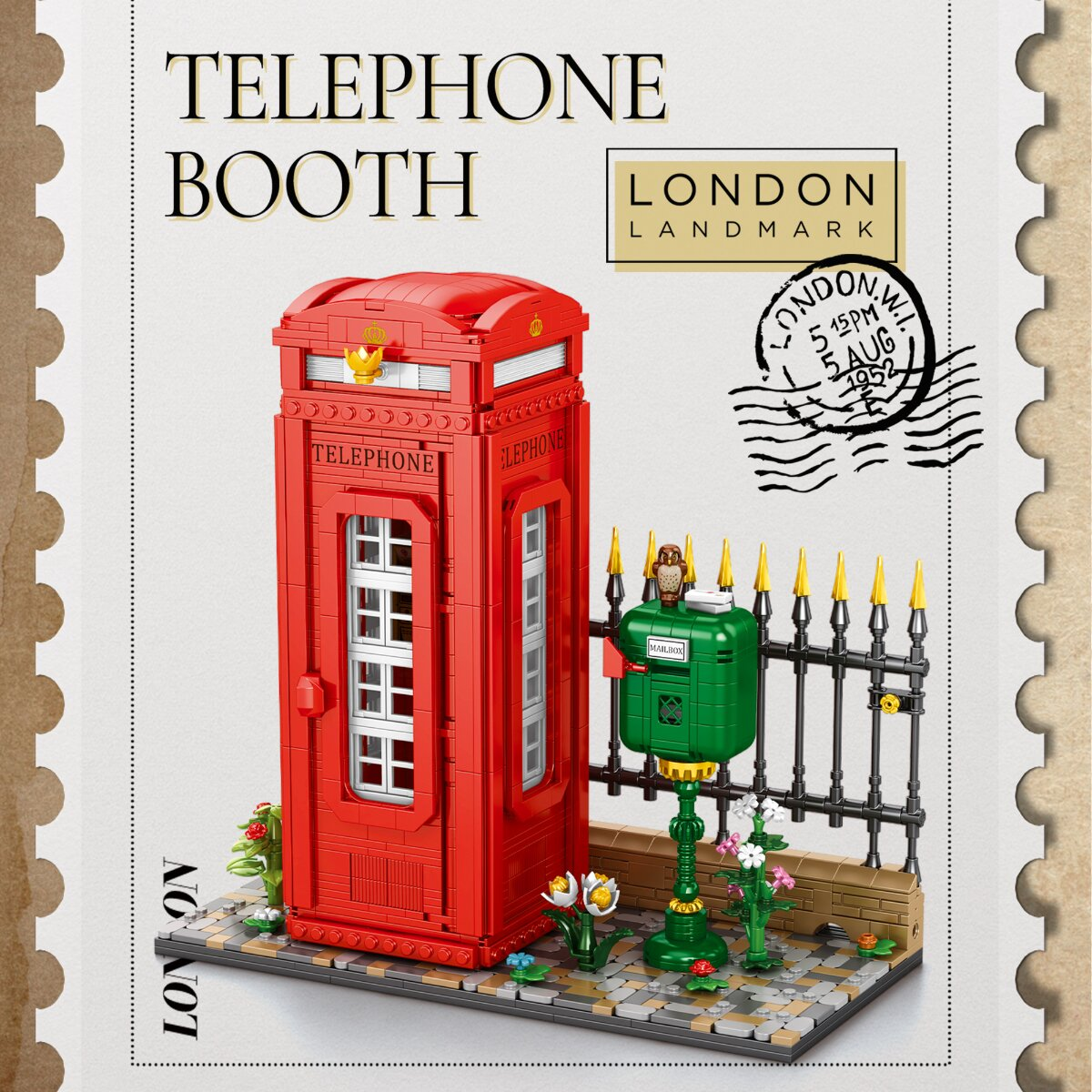 Lego-Modell einer roten Londoner Telefonzelle und eines grünen Briefkastens auf einem gepflasterten Sockel mit Blumen.