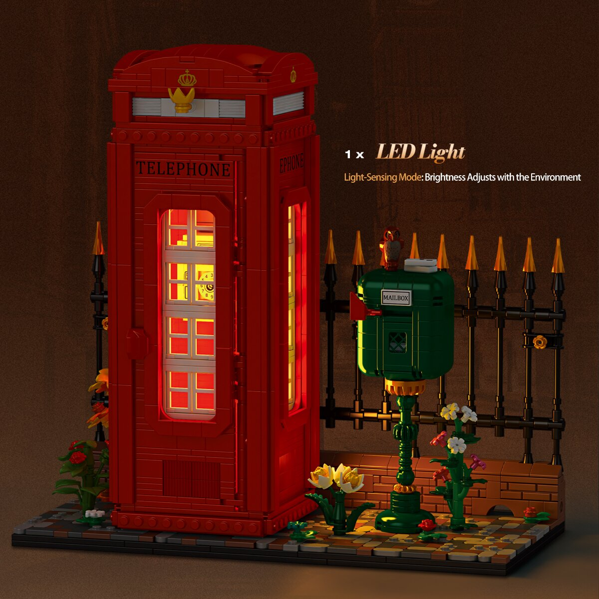 LEGO Set mit einer leuchtend roten Telefonzelle und einem grünen Briefkasten vor einem Zaun.