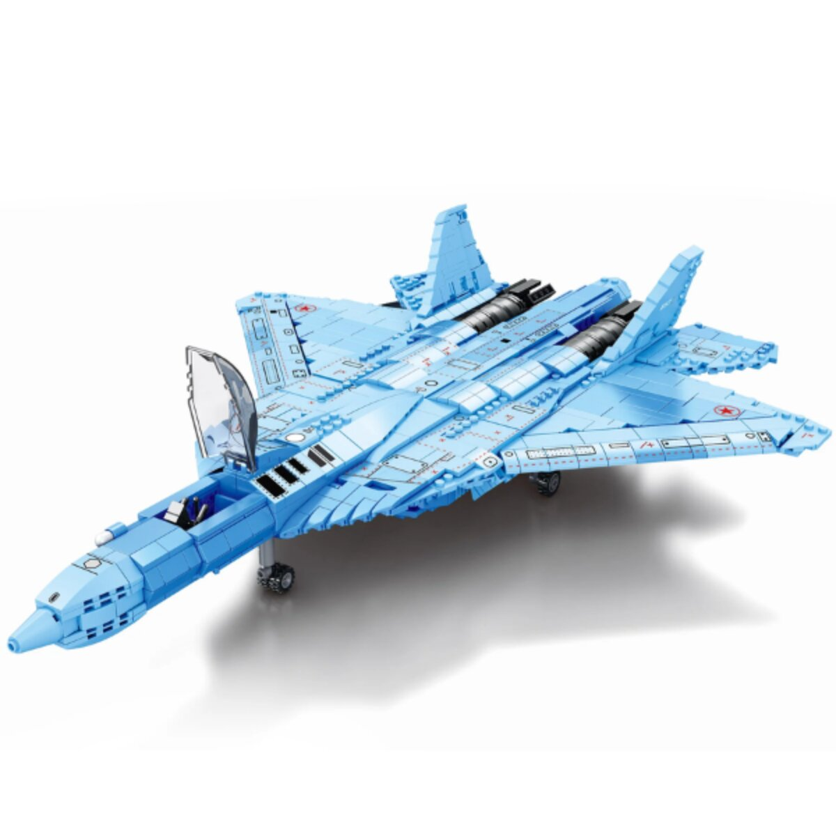 Ein hellblauer Spielzeug-Kampfjet aus Bausteinen mit offenem Cockpit und Fahrwerk vor weißem Hintergrund.
