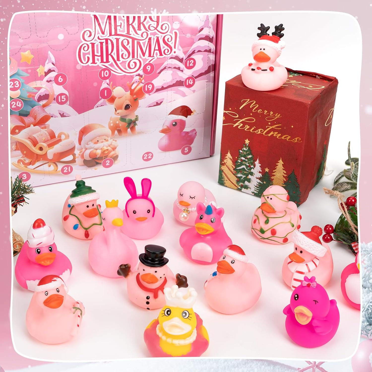 Eine rosa Adventskalender-Box und viele kleine, festlich dekorierte Gummi-Entchen auf weißem Untergrund.