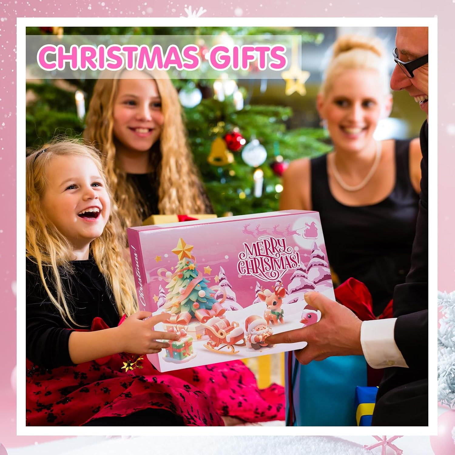 Eine glückliche Familie packt gemeinsam Weihnachtsgeschenke vor einem geschmückten Baum aus.