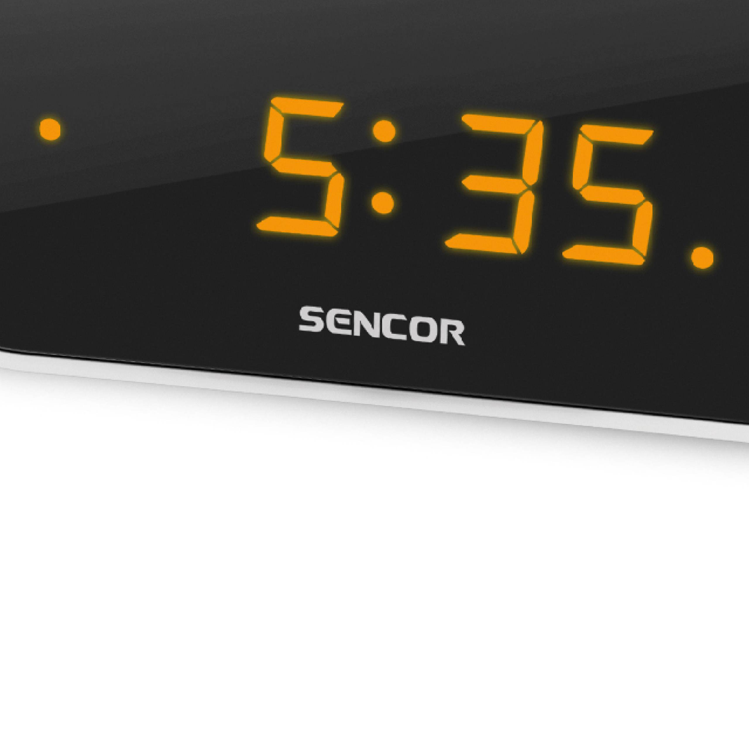Primer plano de un despertador digital que muestra las 5:35 en números naranjas brillantes sobre una pantalla negra, con el logotipo de Sencor.