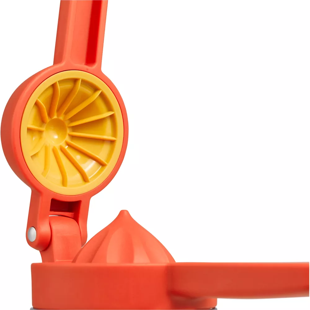 Uno spremiagrumi arancione aperto con interno giallo su sfondo bianco.