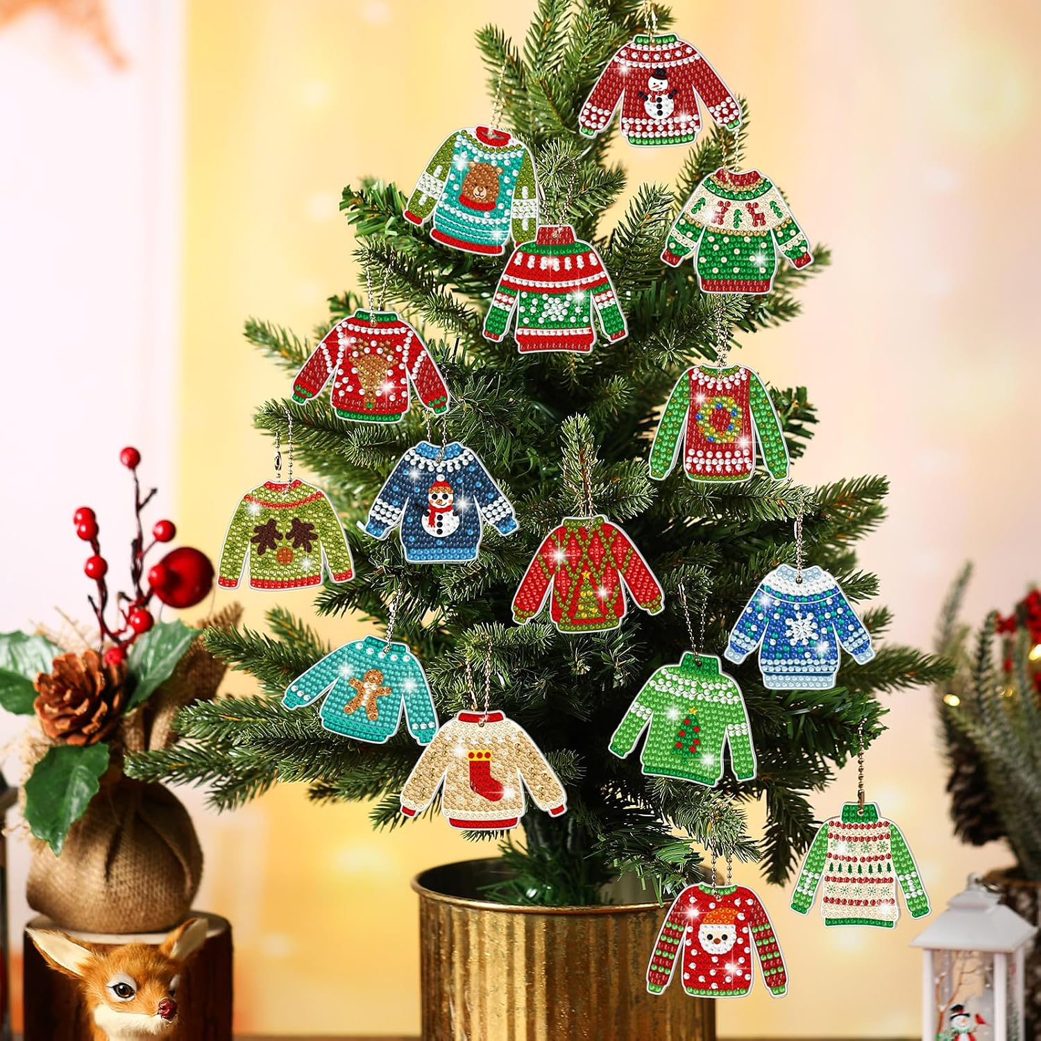 Ein Weihnachtsbaum dekoriert mit glitzernden, pulliförmigen Ornamenten in verschiedenen Farben.