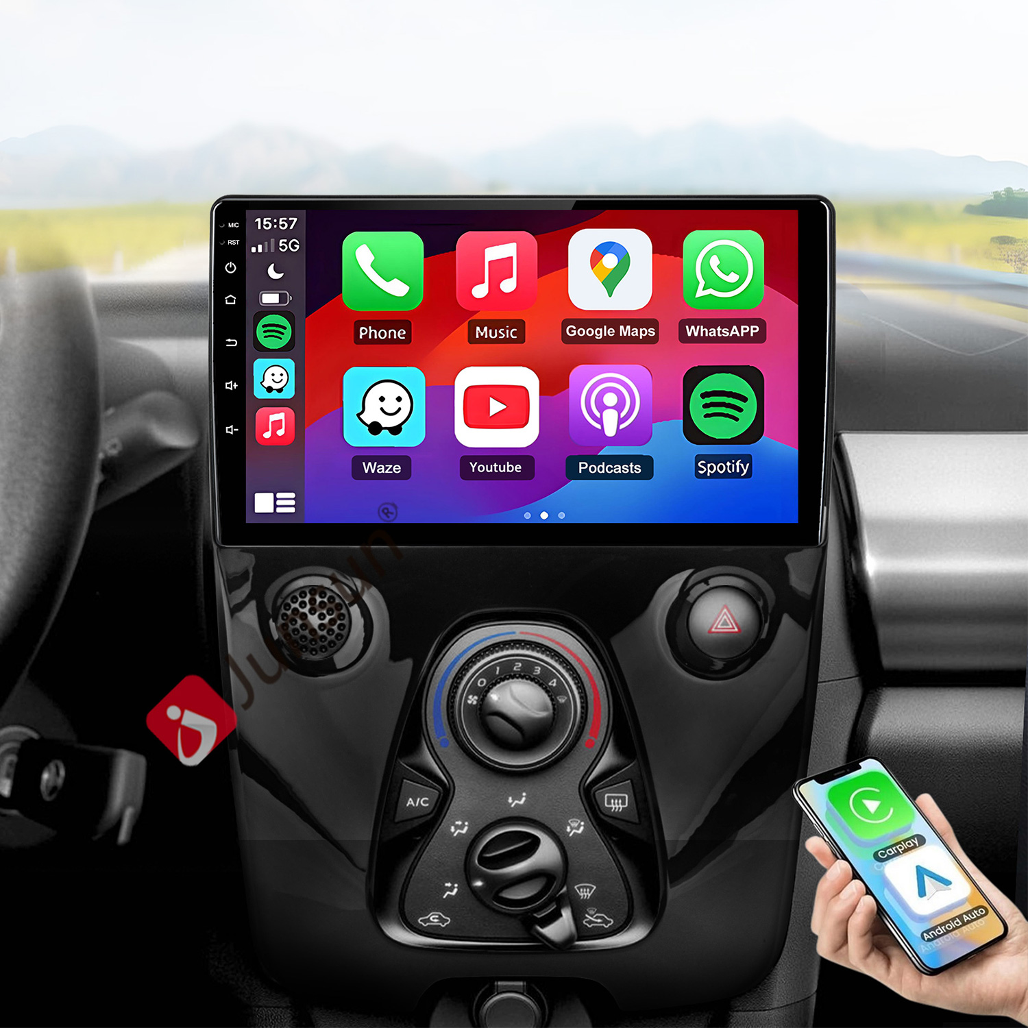 Ein Auto-Infotainment-Display mit App-Icons und eine Hand, die ein Smartphone zeigt.