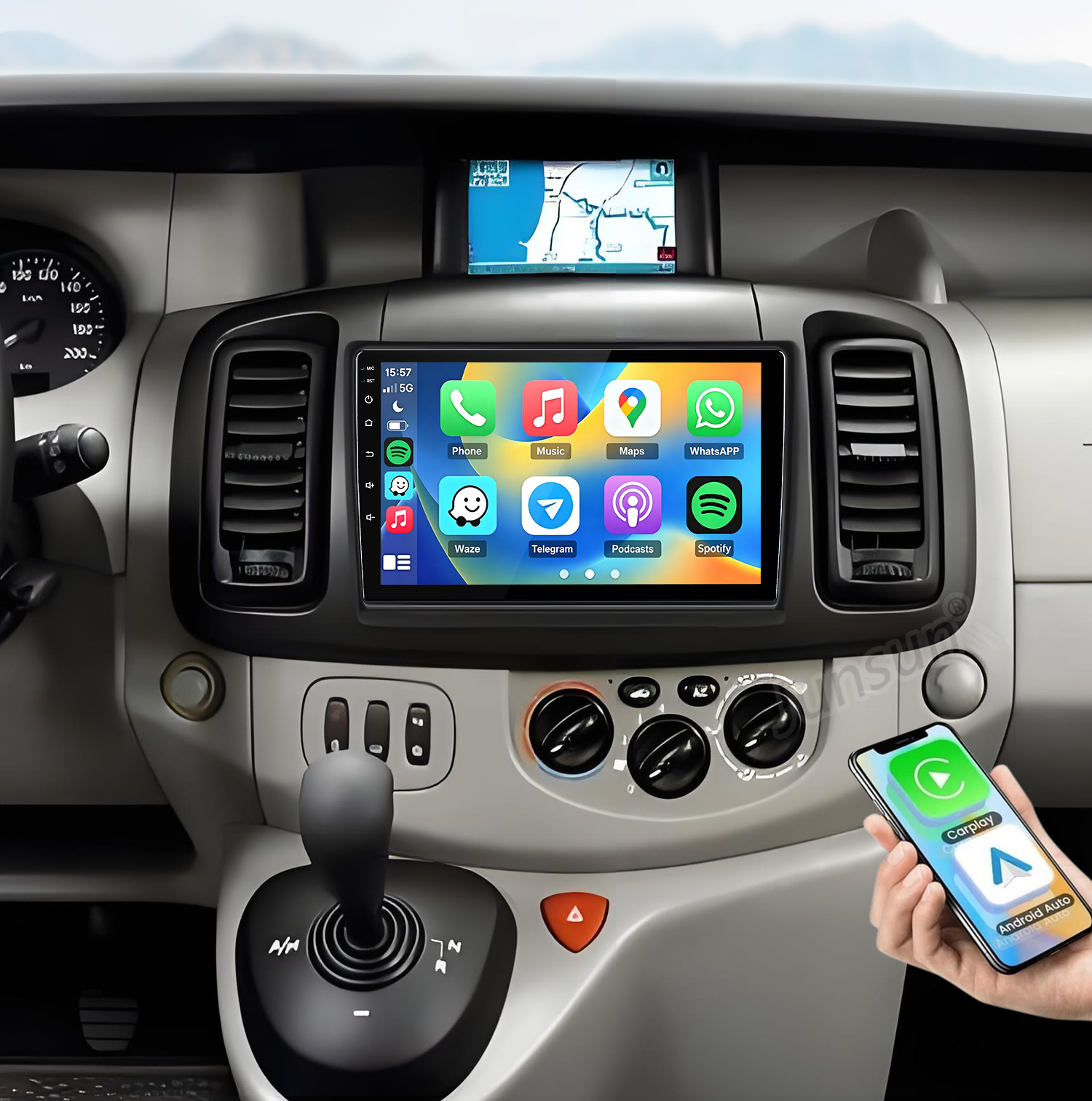 Ein Auto-Armaturenbrett mit einem großen Touchscreen und Smartphone, das CarPlay und Android Auto anzeigt.