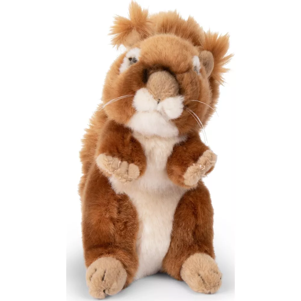 Una ardilla de peluche marrón y blanca sentada erguida sobre un fondo blanco.