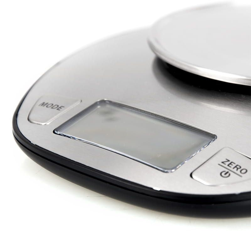 Primer plano de una báscula de cocina digital plateada con botones de modo y cero.