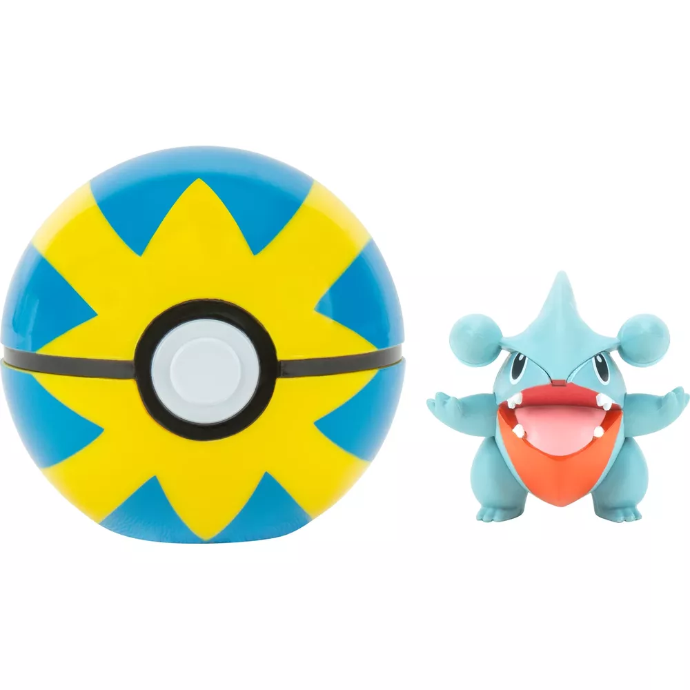 Una Pokébola azul y amarilla junto a una pequeña figura azul de Gible sobre fondo blanco.